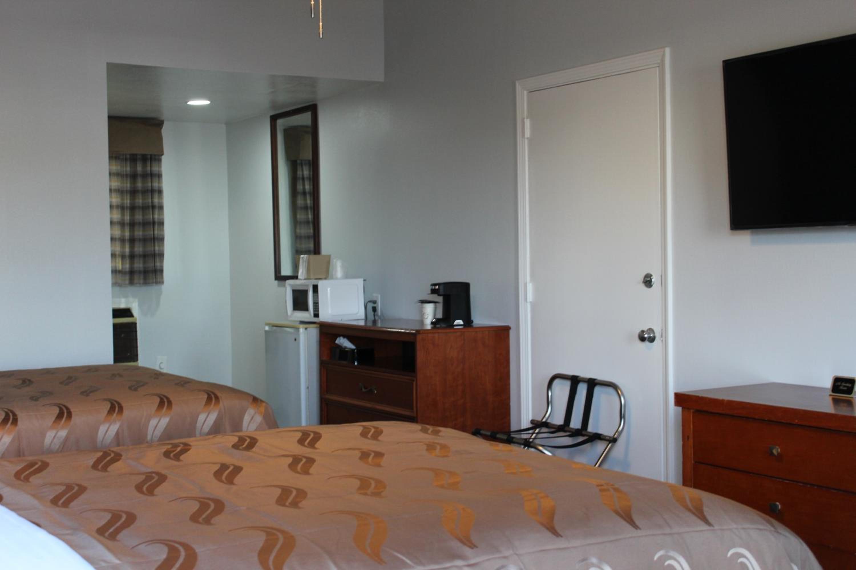 Standard Queen Room with Two Queen Beds - Non Smoking  - Photo 6