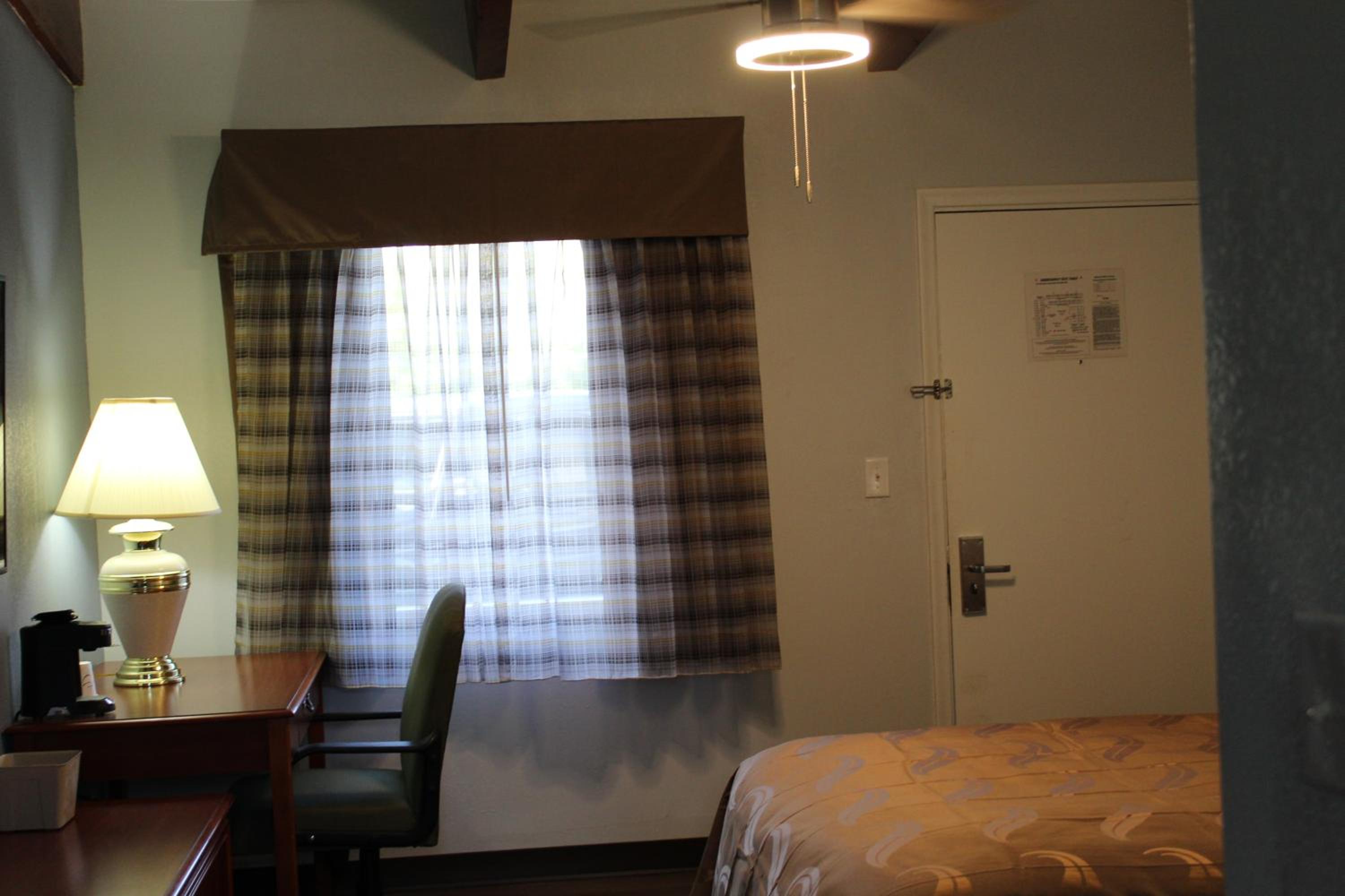 Standard Queen Room with Two Queen Beds - Non Smoking  - Photo 17