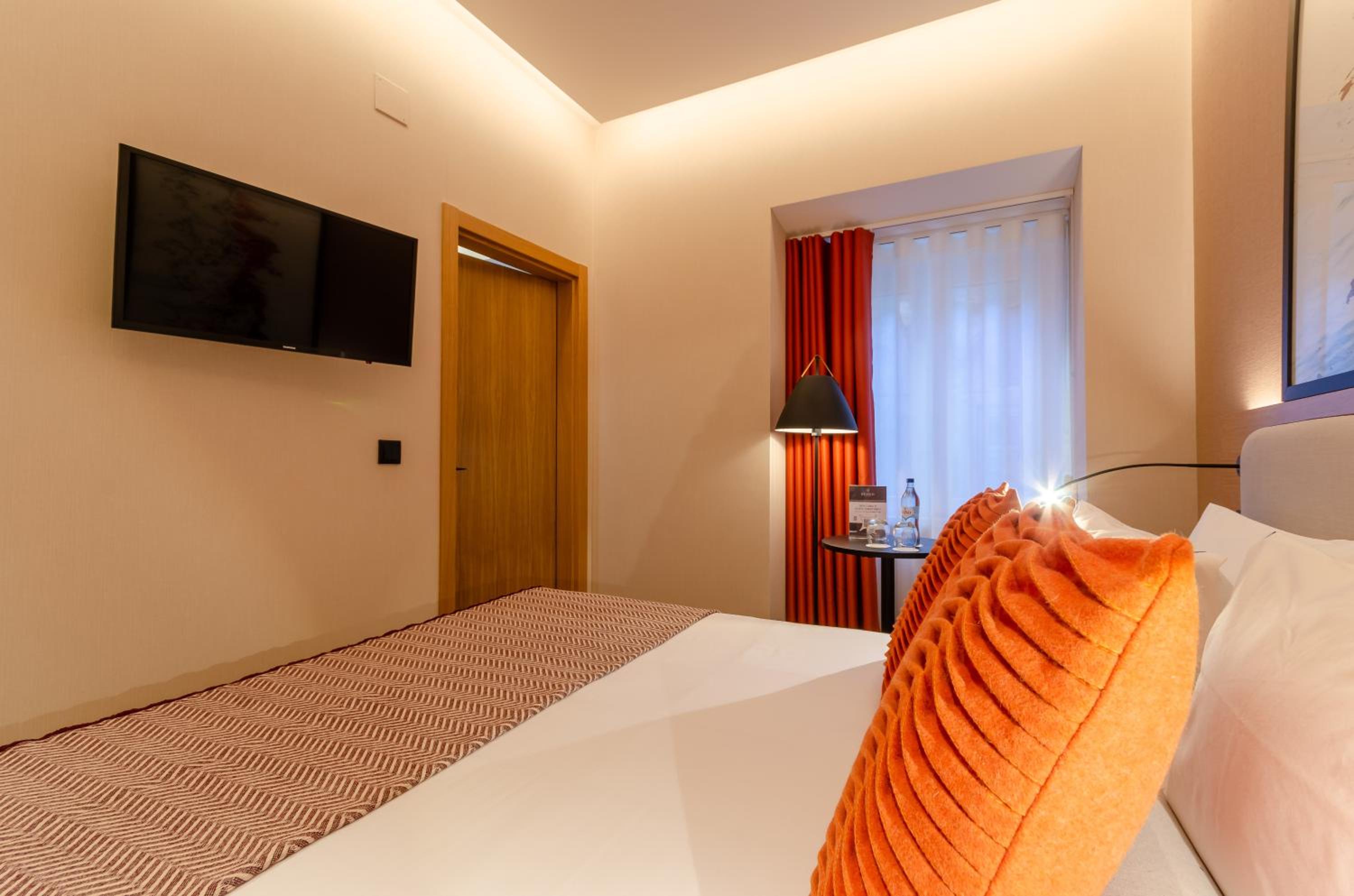 Standard Double or Twin Room - Photo 8