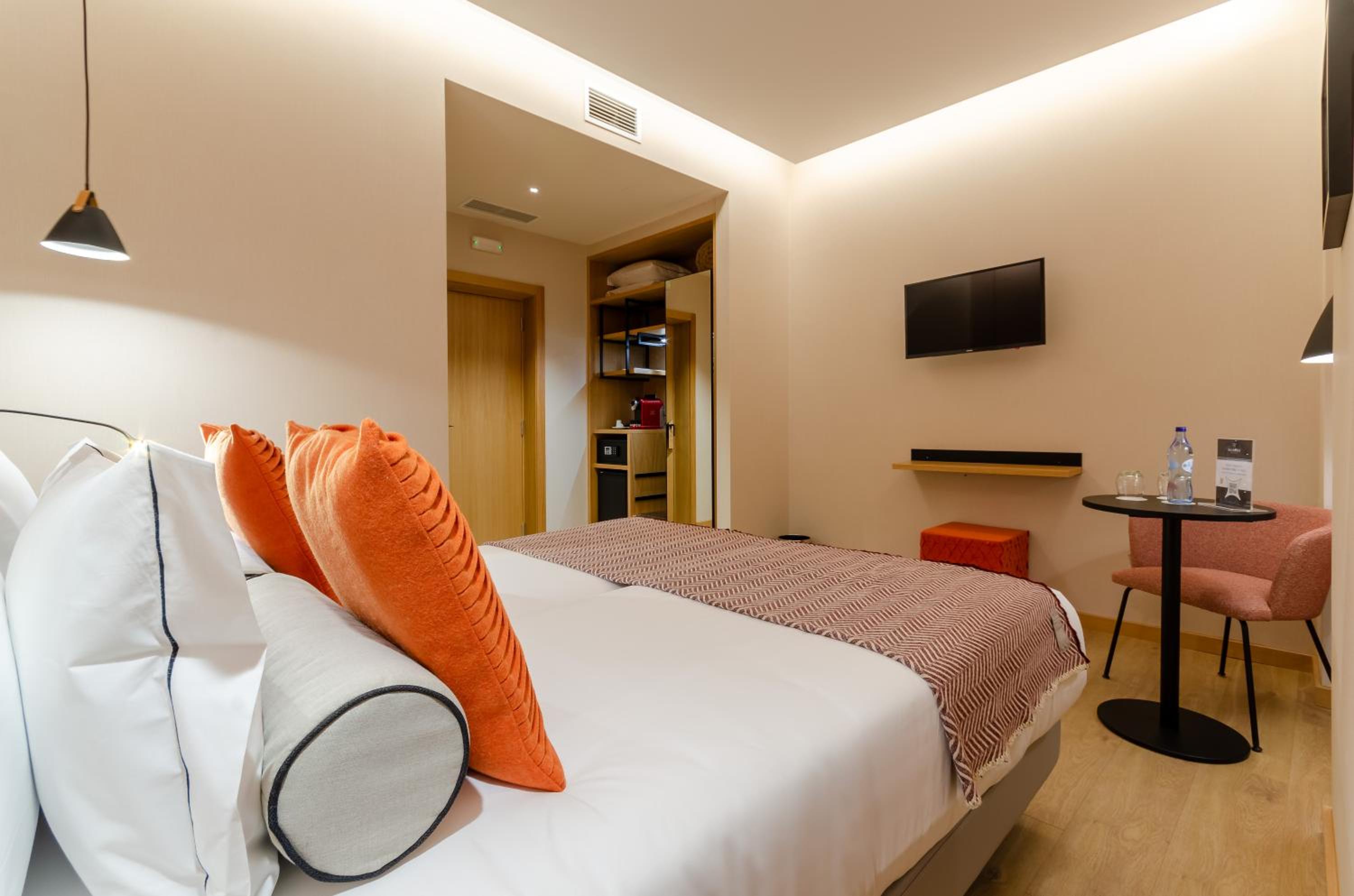 Standard Double or Twin Room - Photo 11