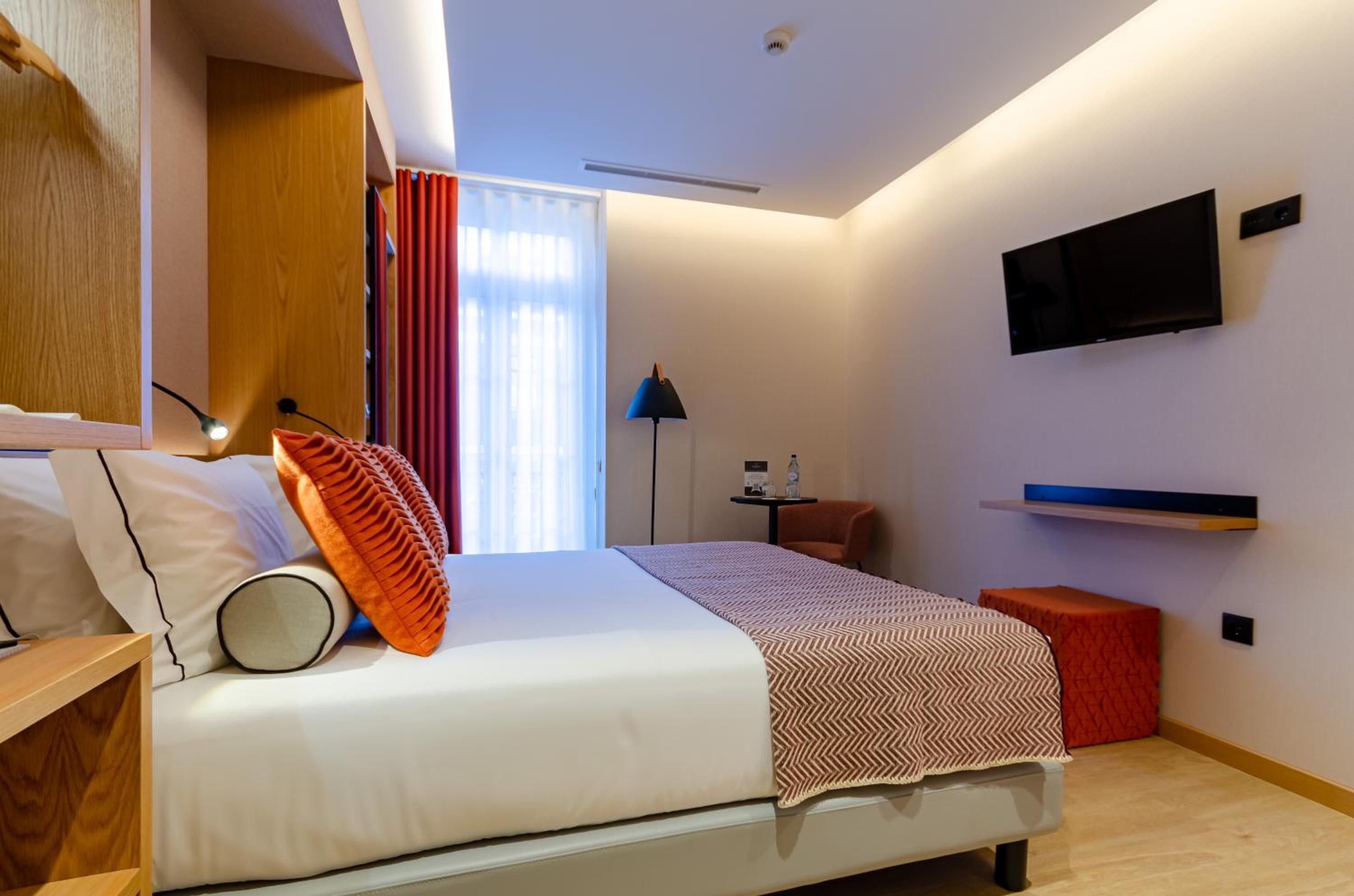 Standard Double or Twin Room - Photo 10