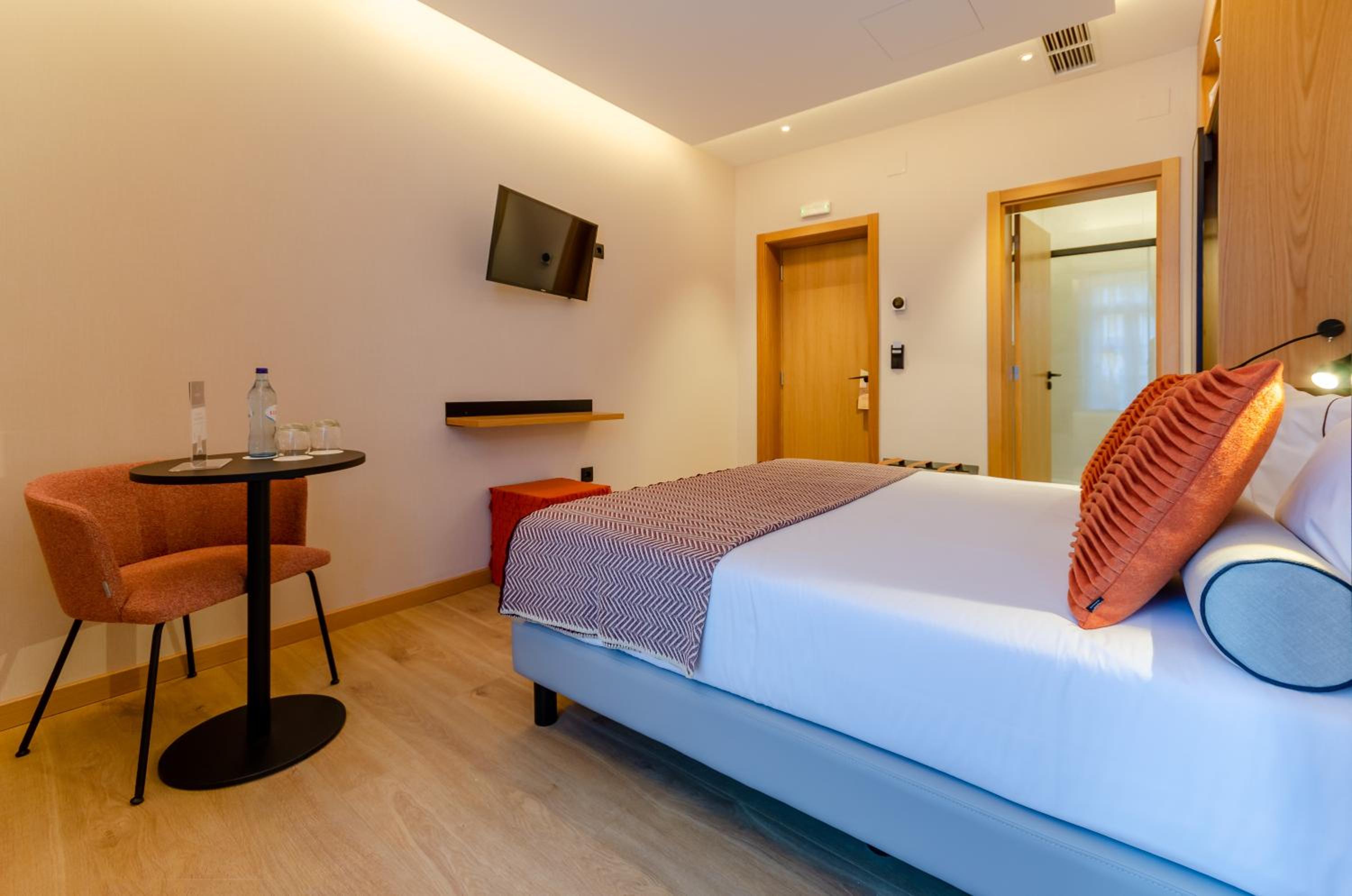 Standard Double or Twin Room - Photo 15