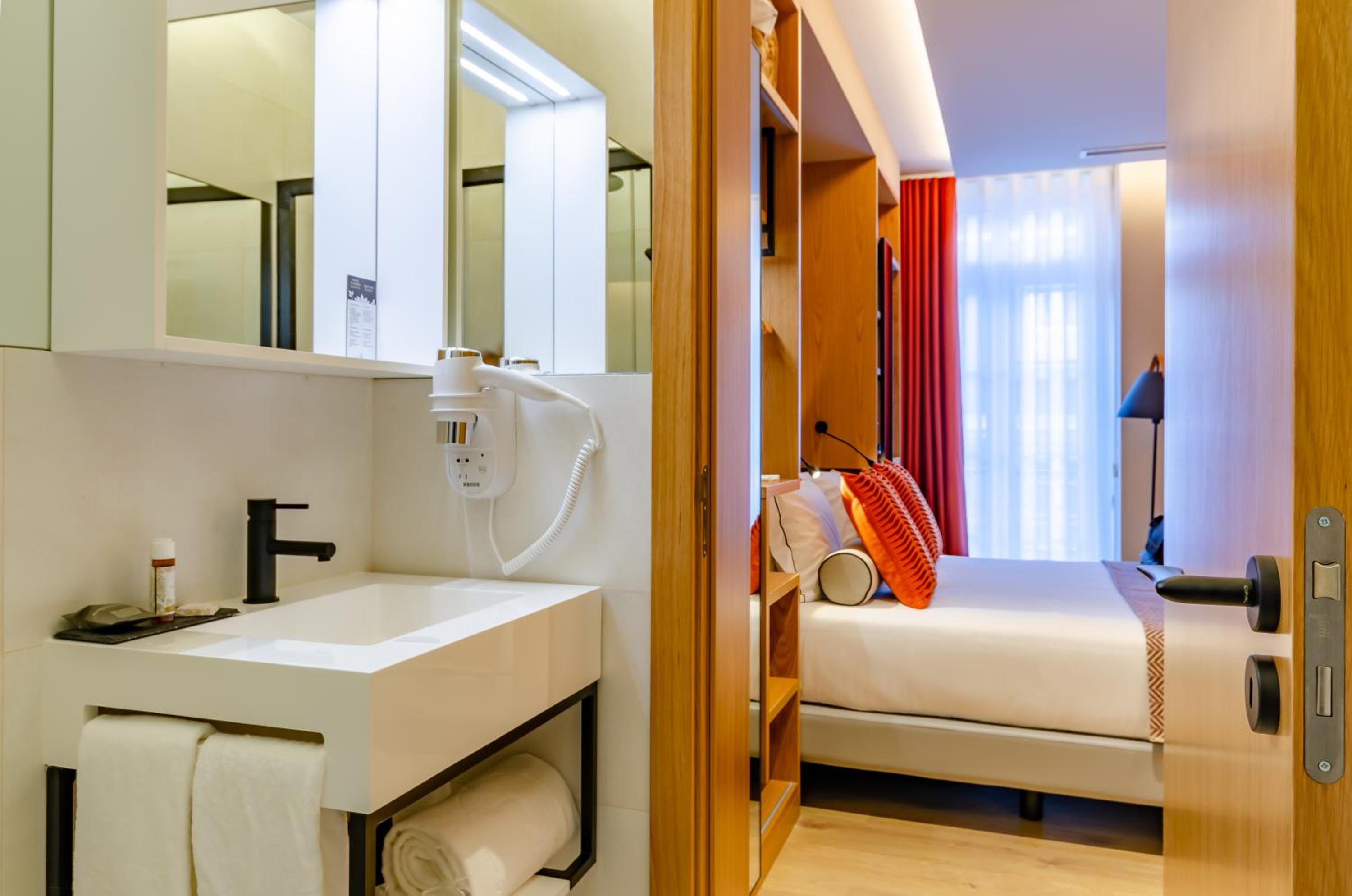 Standard Double or Twin Room - Photo 20