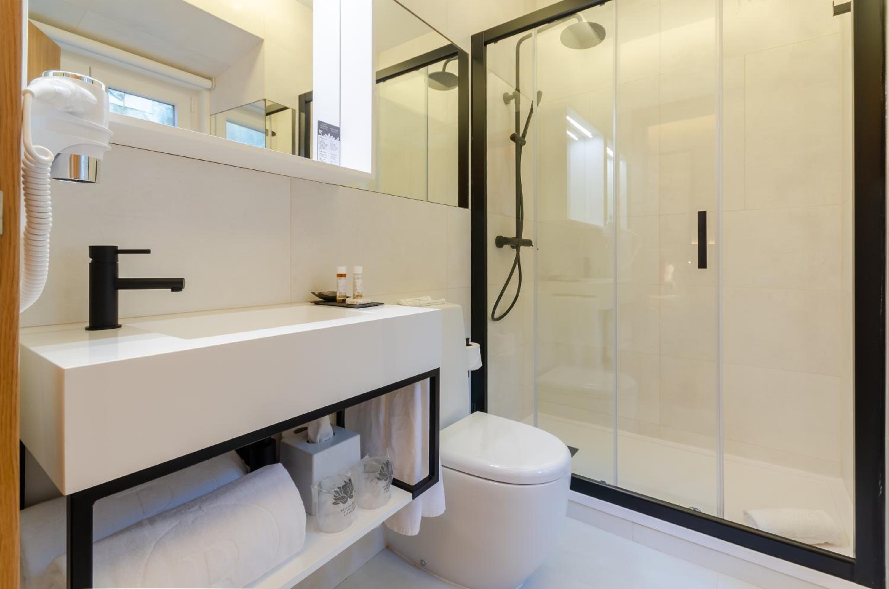 Standard Double or Twin Room - Photo 17