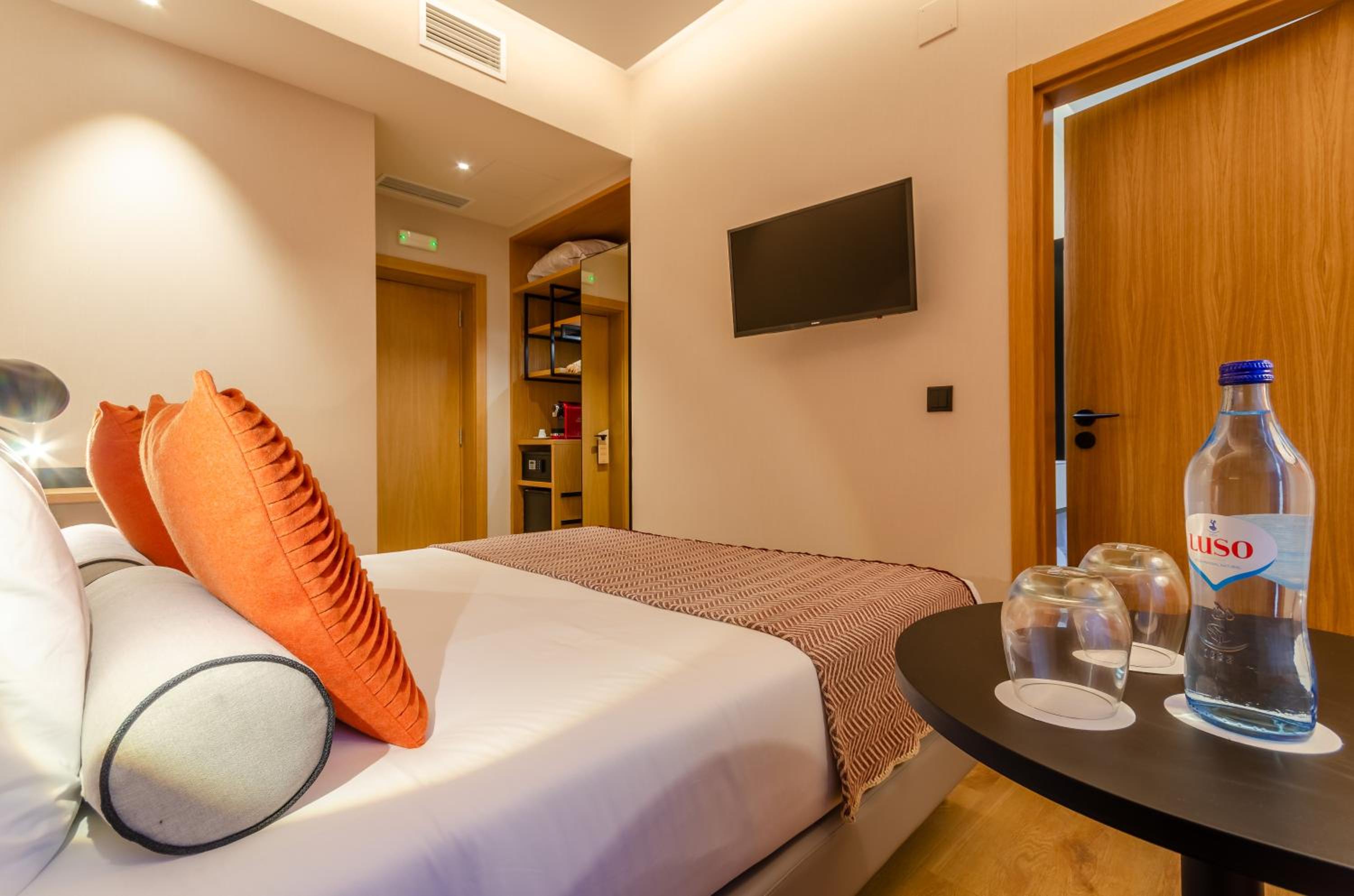 Standard Double or Twin Room - Photo 16