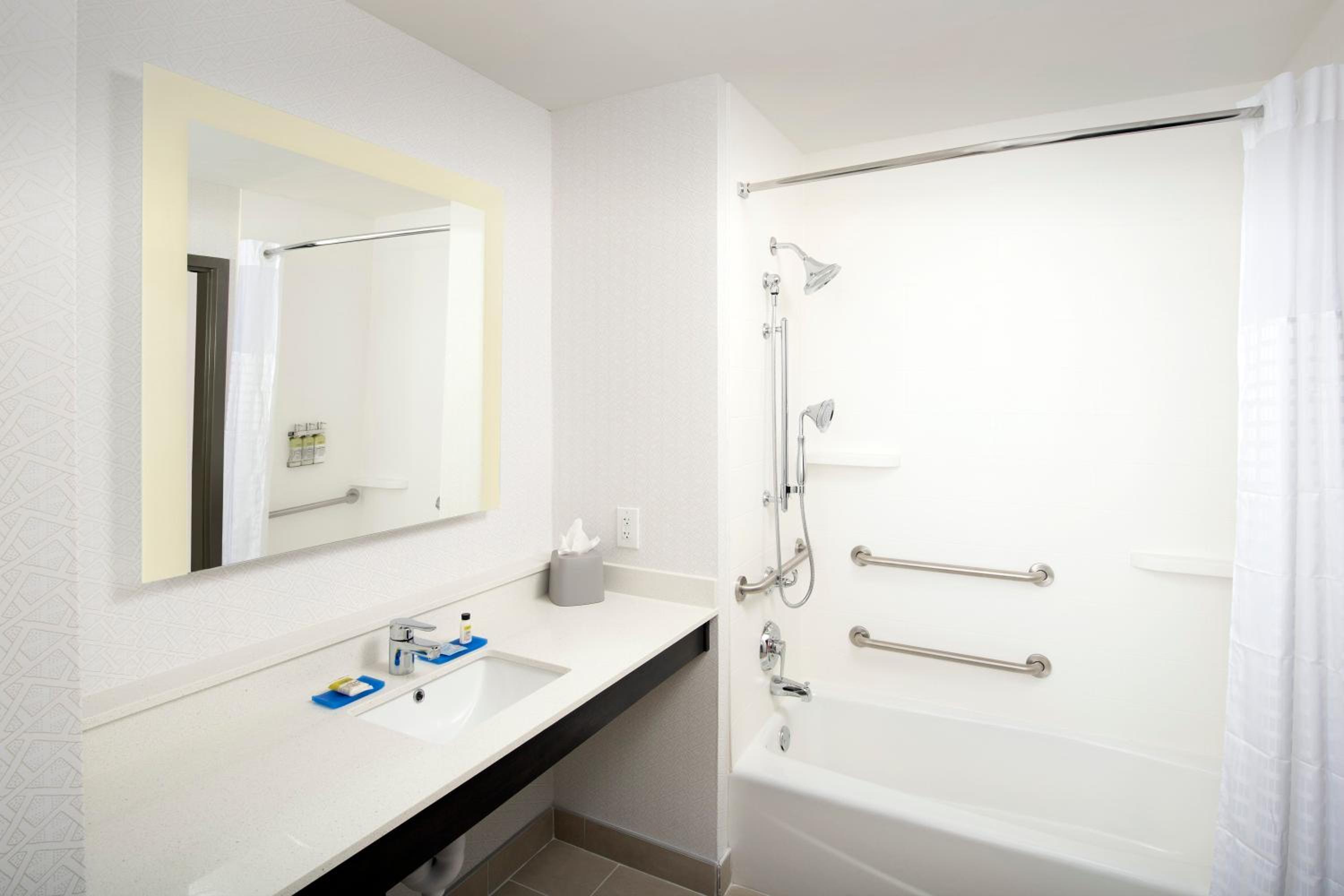 Queen Suite with Two Queen Beds - Mobility Accessible photo 3