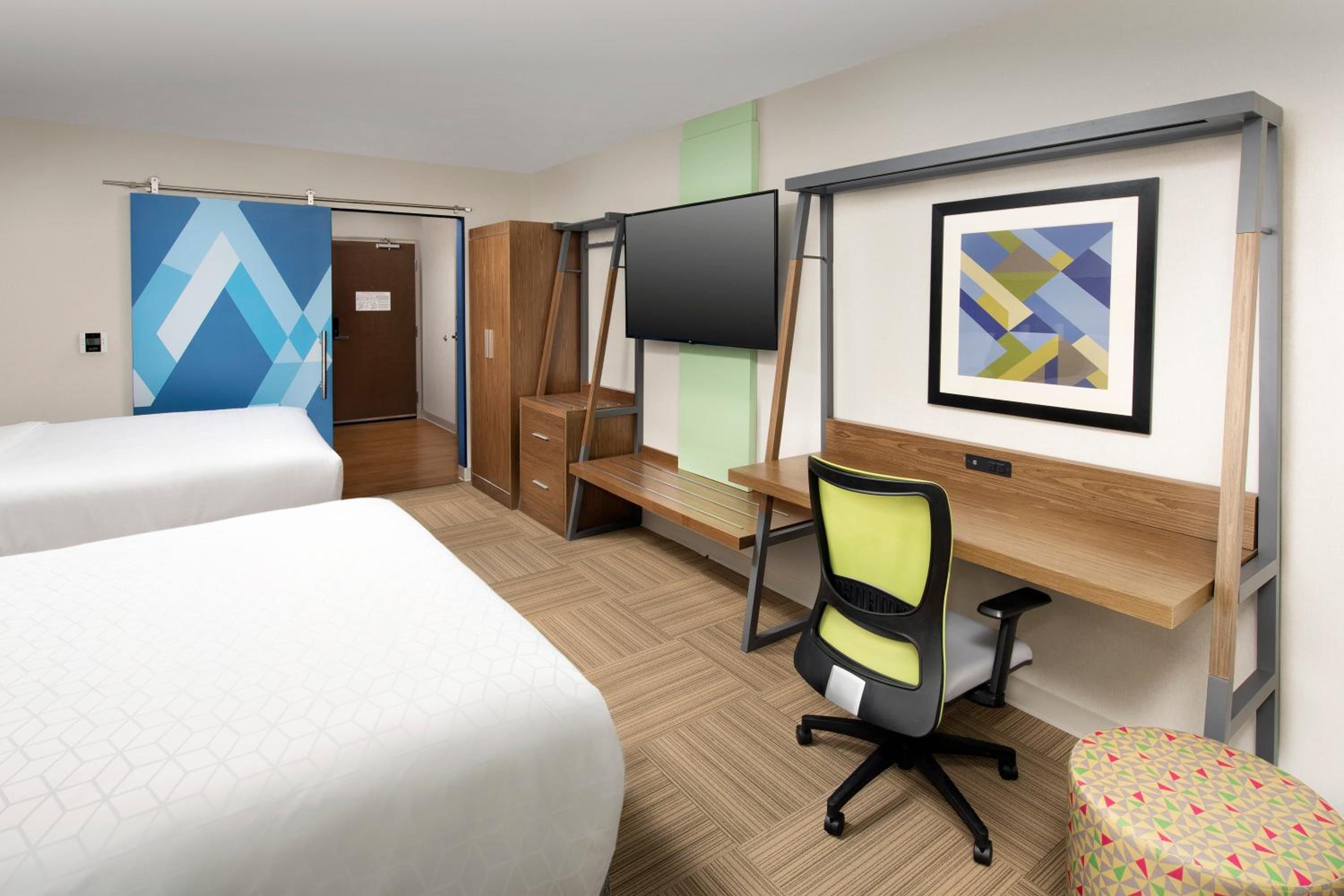 Deluxe Double Queen Room - Mobility Access Tub - Non-Smoking photo 2