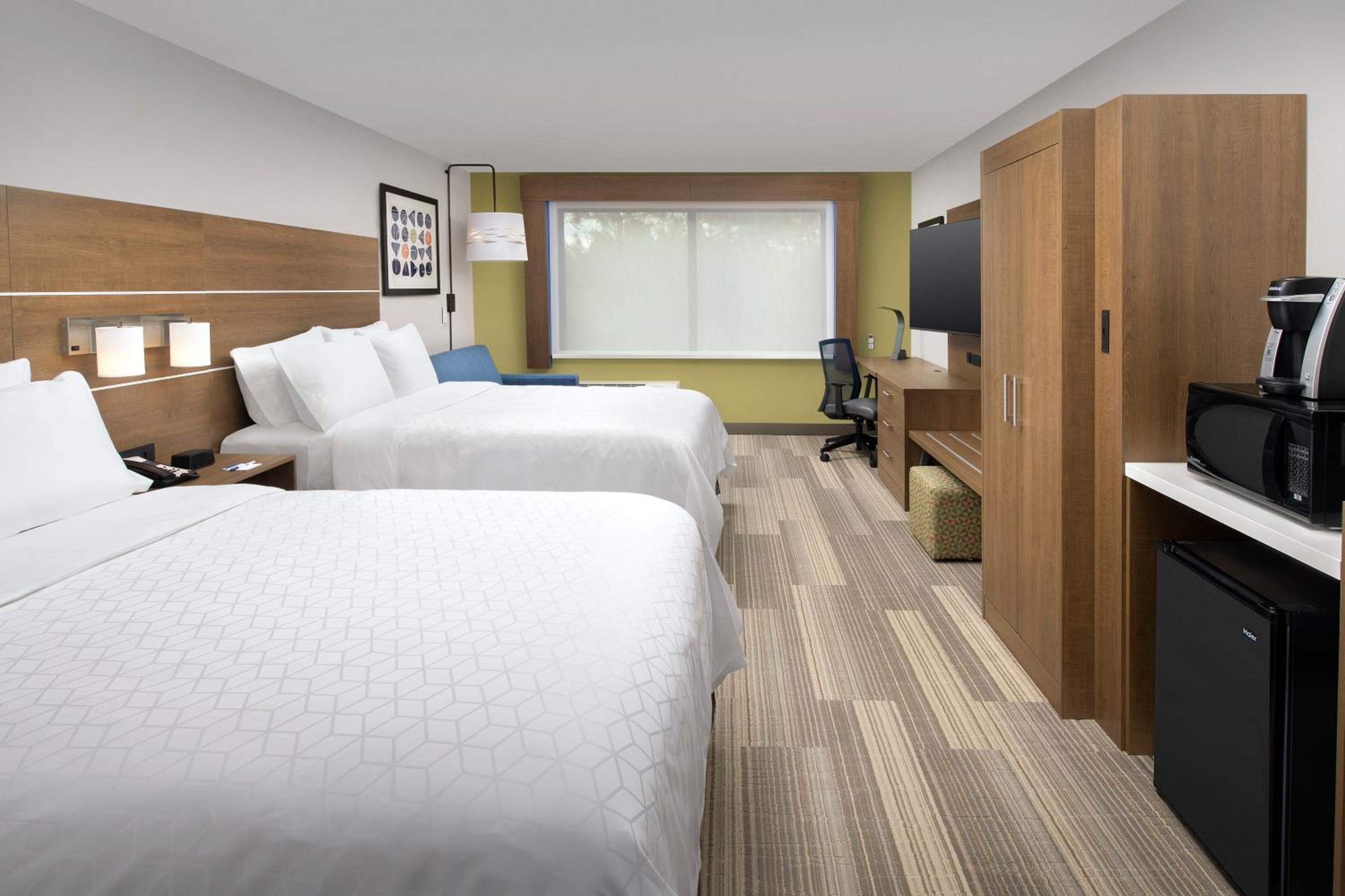 Deluxe Double Queen Room - Mobility Access Tub - Non-Smoking photo 3
