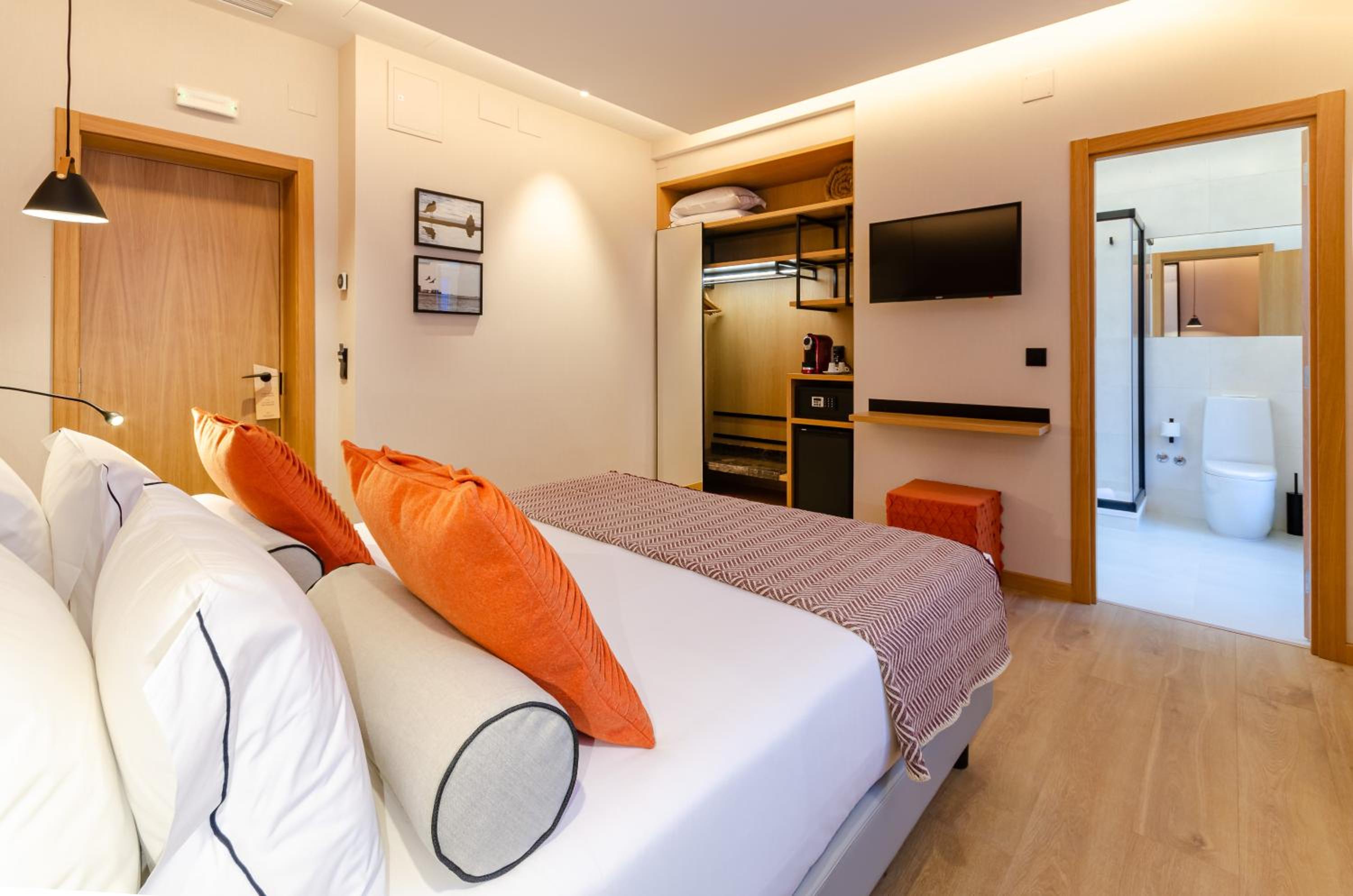 Superior Double or Twin Room - Photo 16