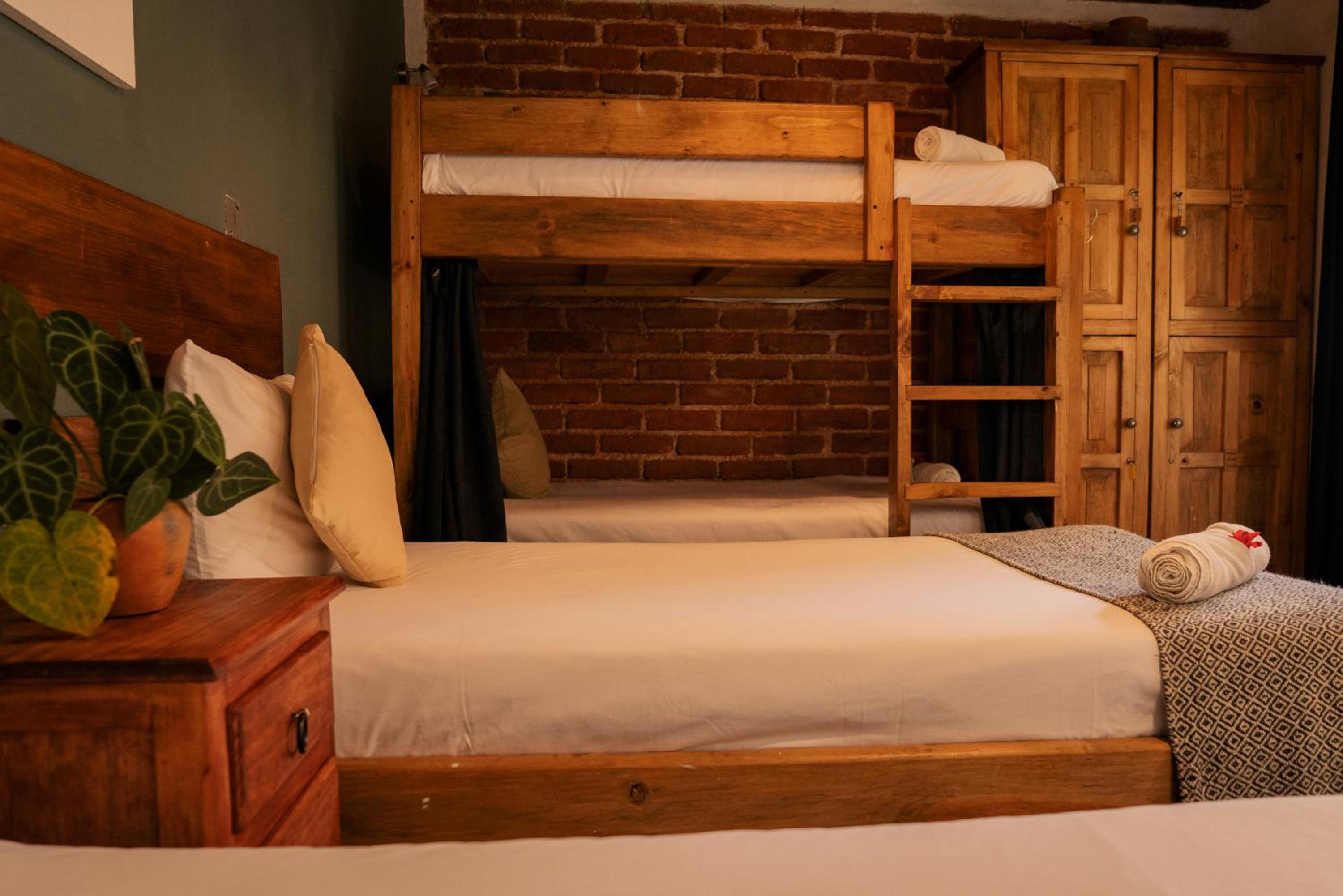 Quadruple Room with Private Bathroom - Photo 7