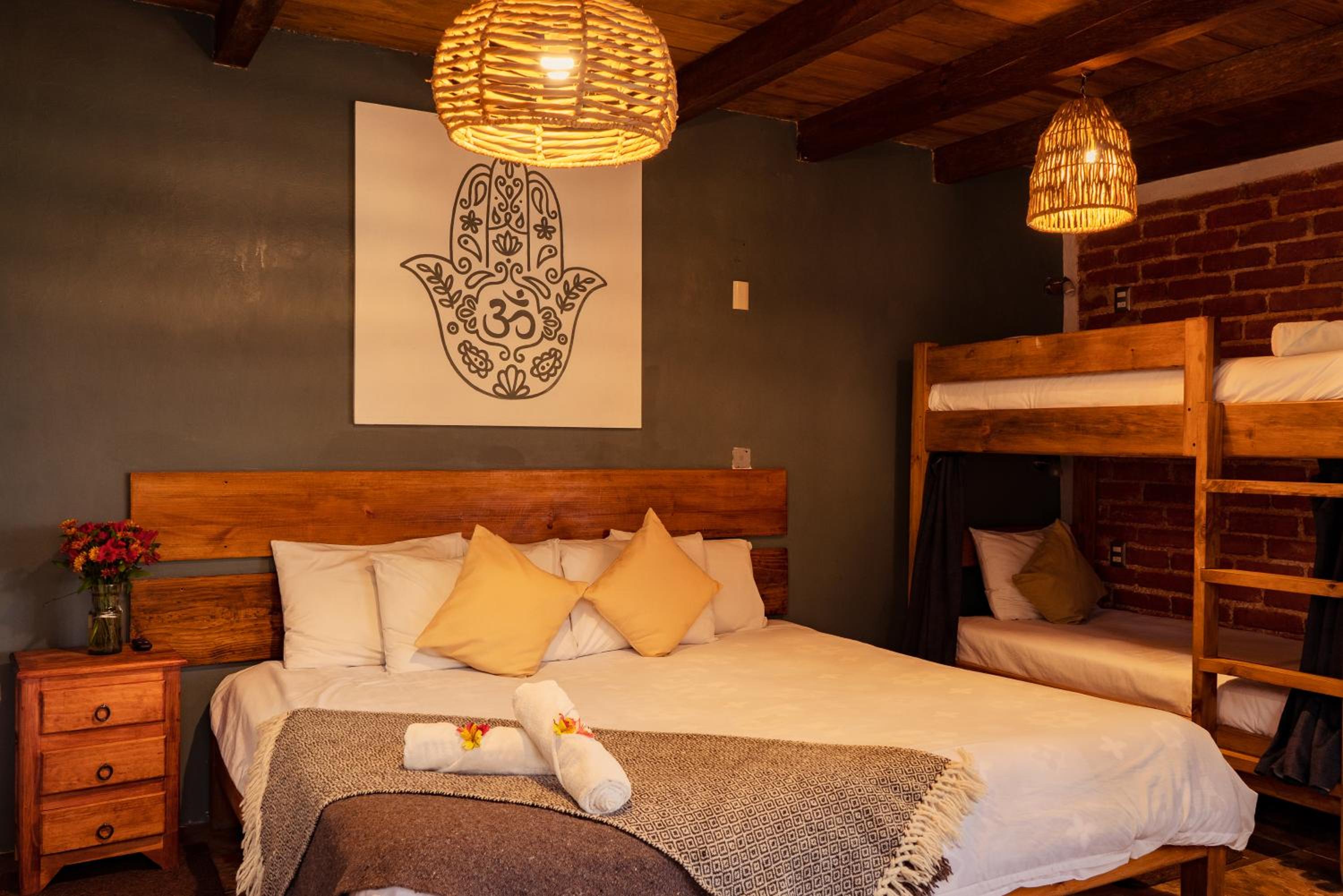 Quadruple Room with Private Bathroom - Photo 6