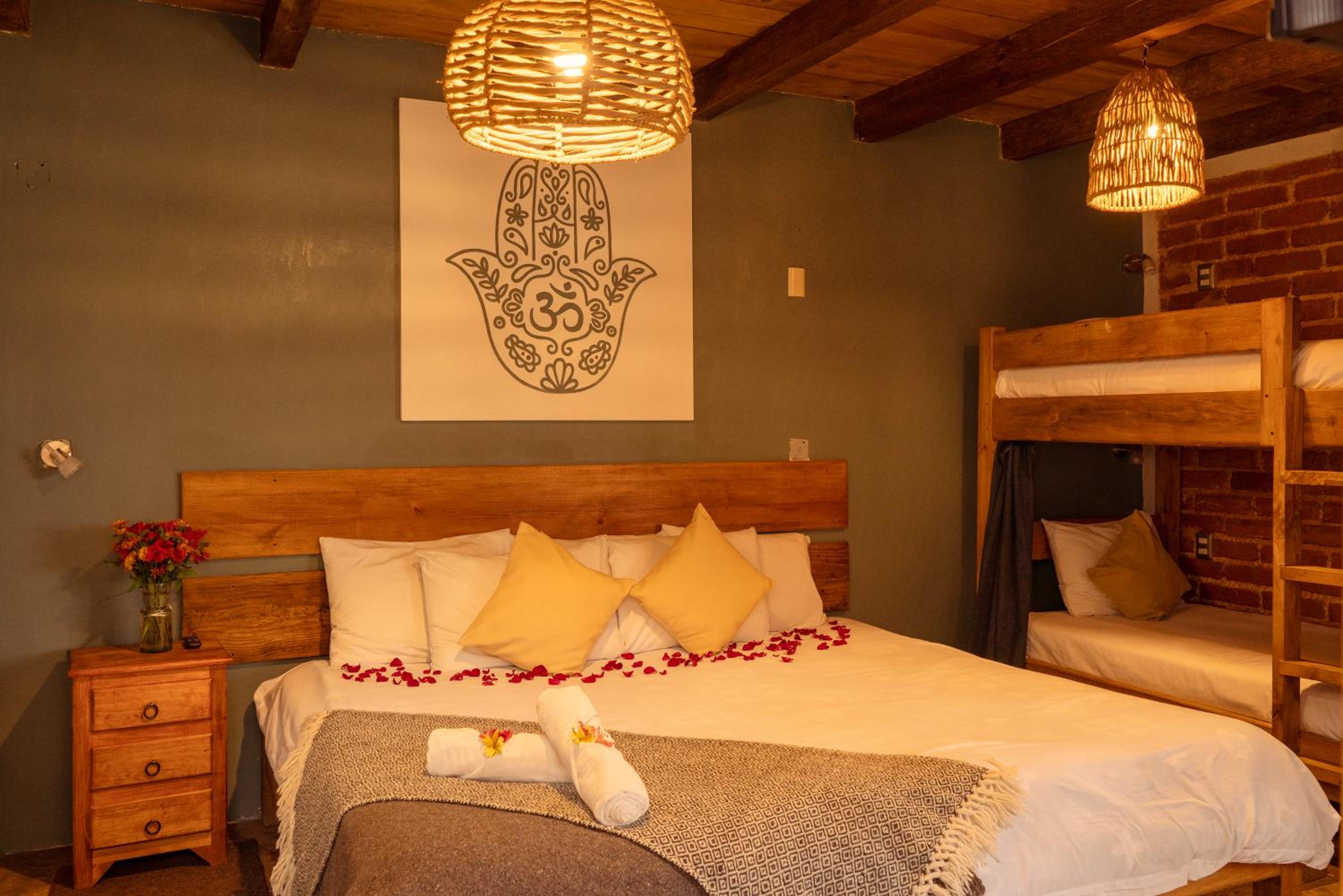 Quadruple Room with Private Bathroom - Photo 5