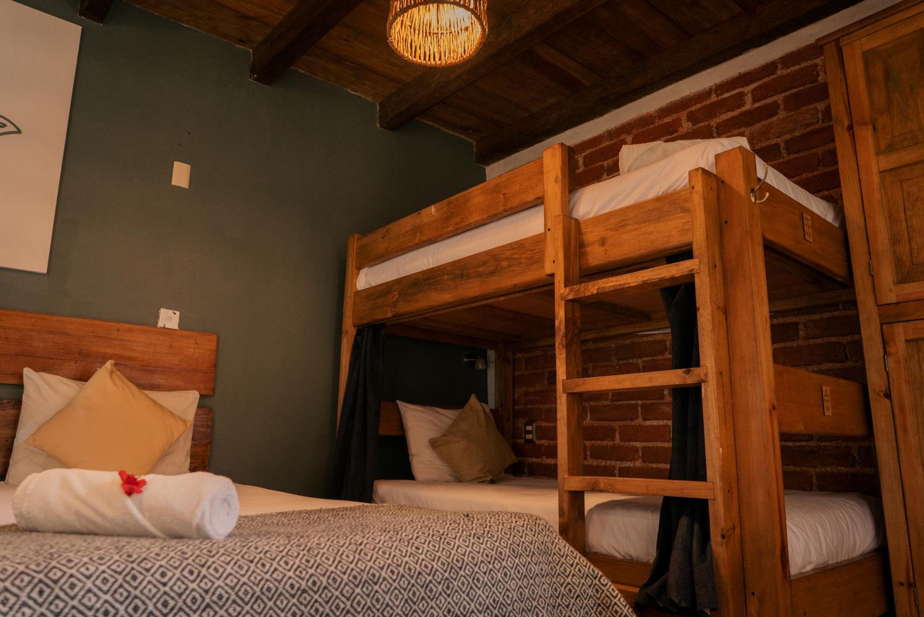 Quadruple Room with Private Bathroom - Photo 4
