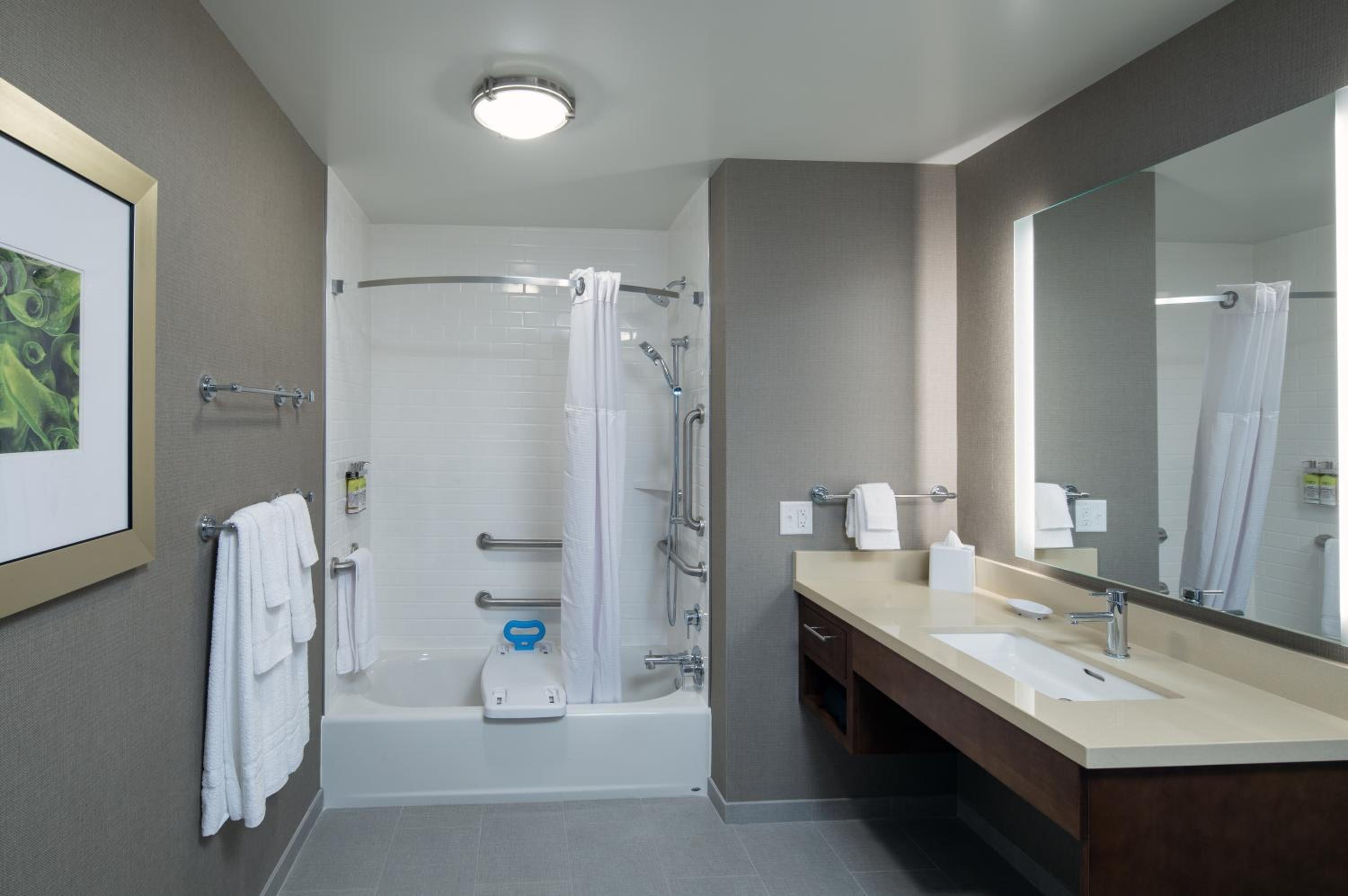 Queen Studio Suite with Two Queen Beds - Mobility Access Tub/Non-Smoking - Photo 3