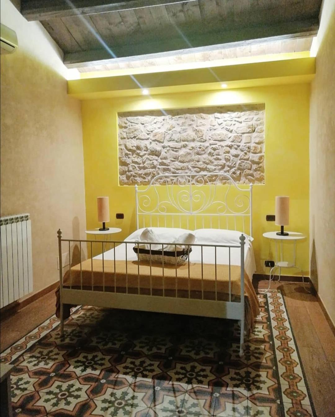 Double Room with Balcony - Photo 4