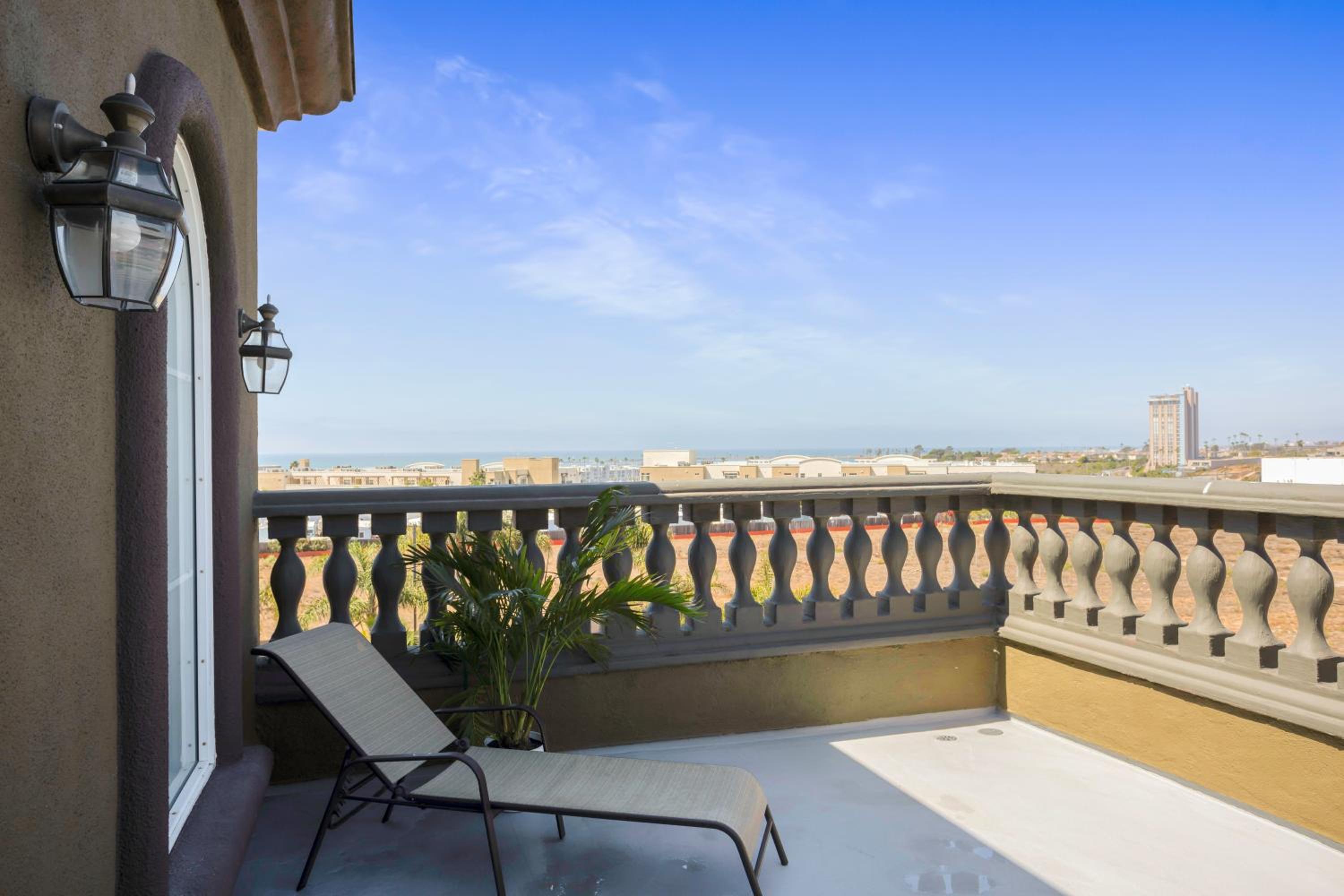 King Suite with Balcony photo 3