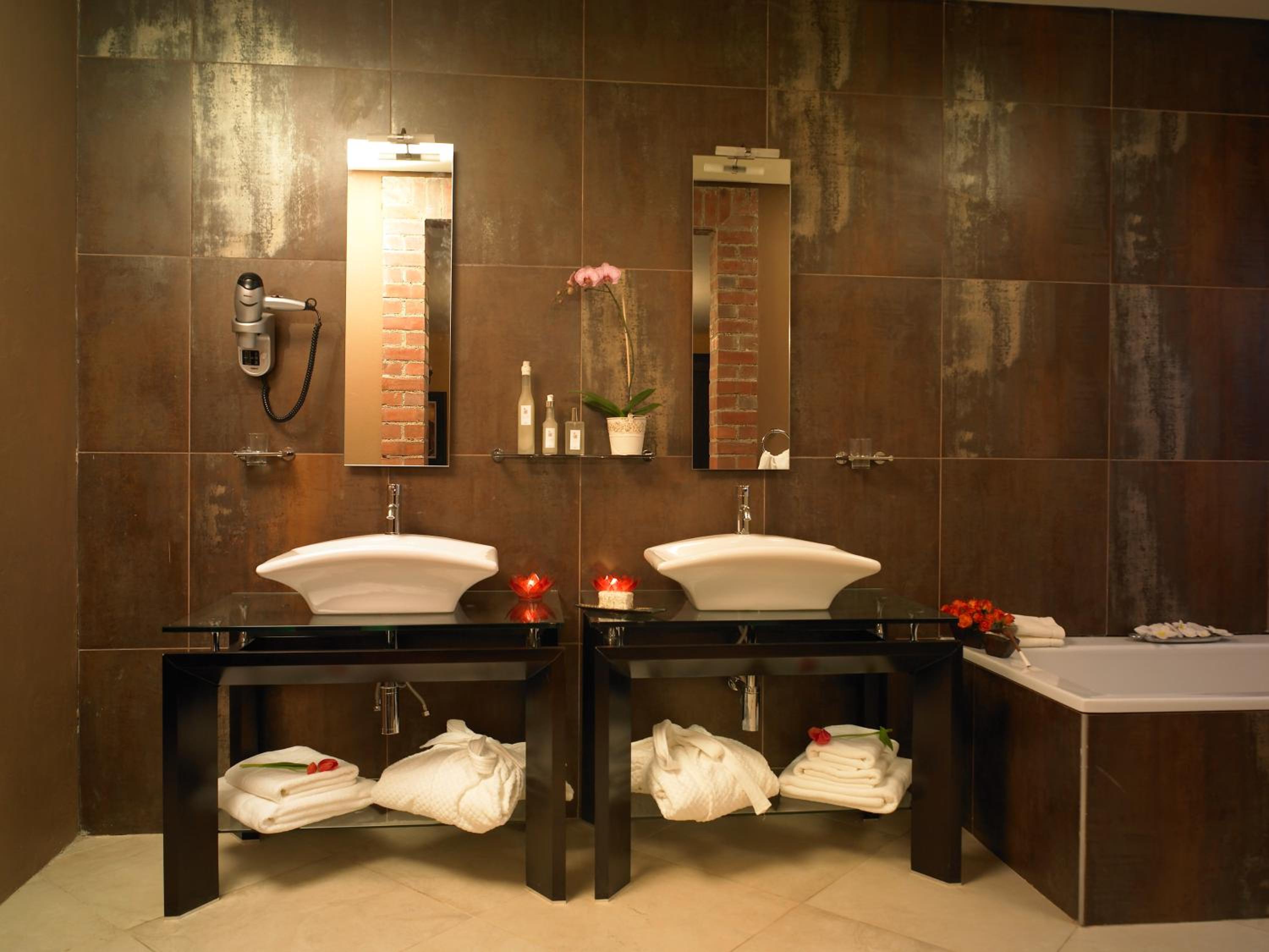 Double or Twin Room with Balcony - Photo 9