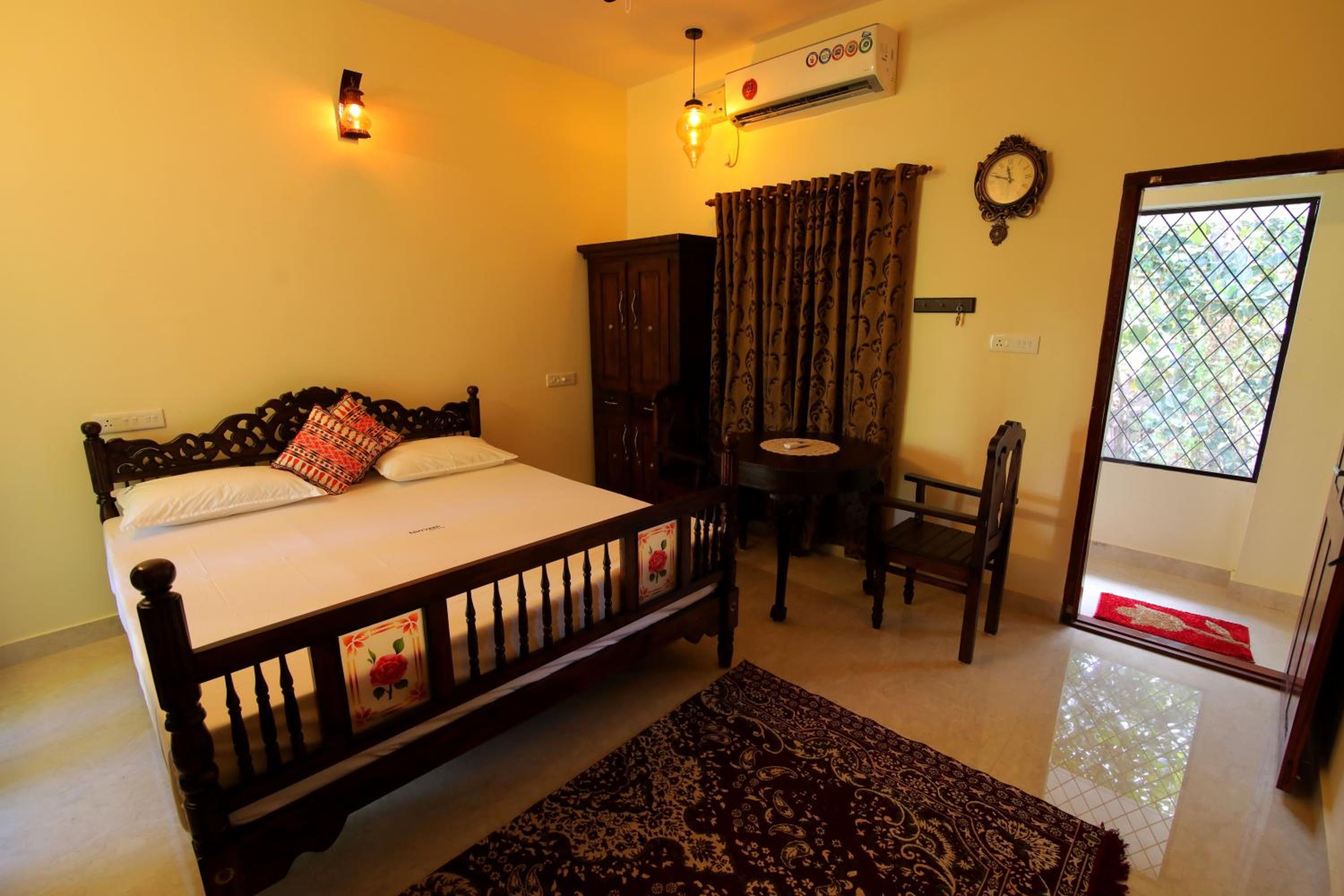 Deluxe Double Room (2 Adults + 1 Child) photo 2
