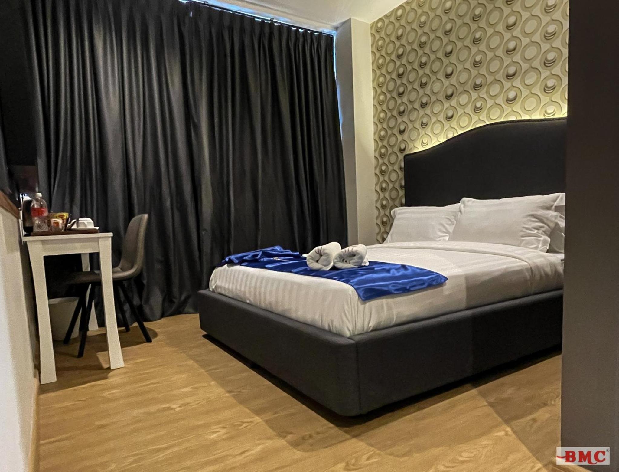 Deluxe Queen Room - Photo 6