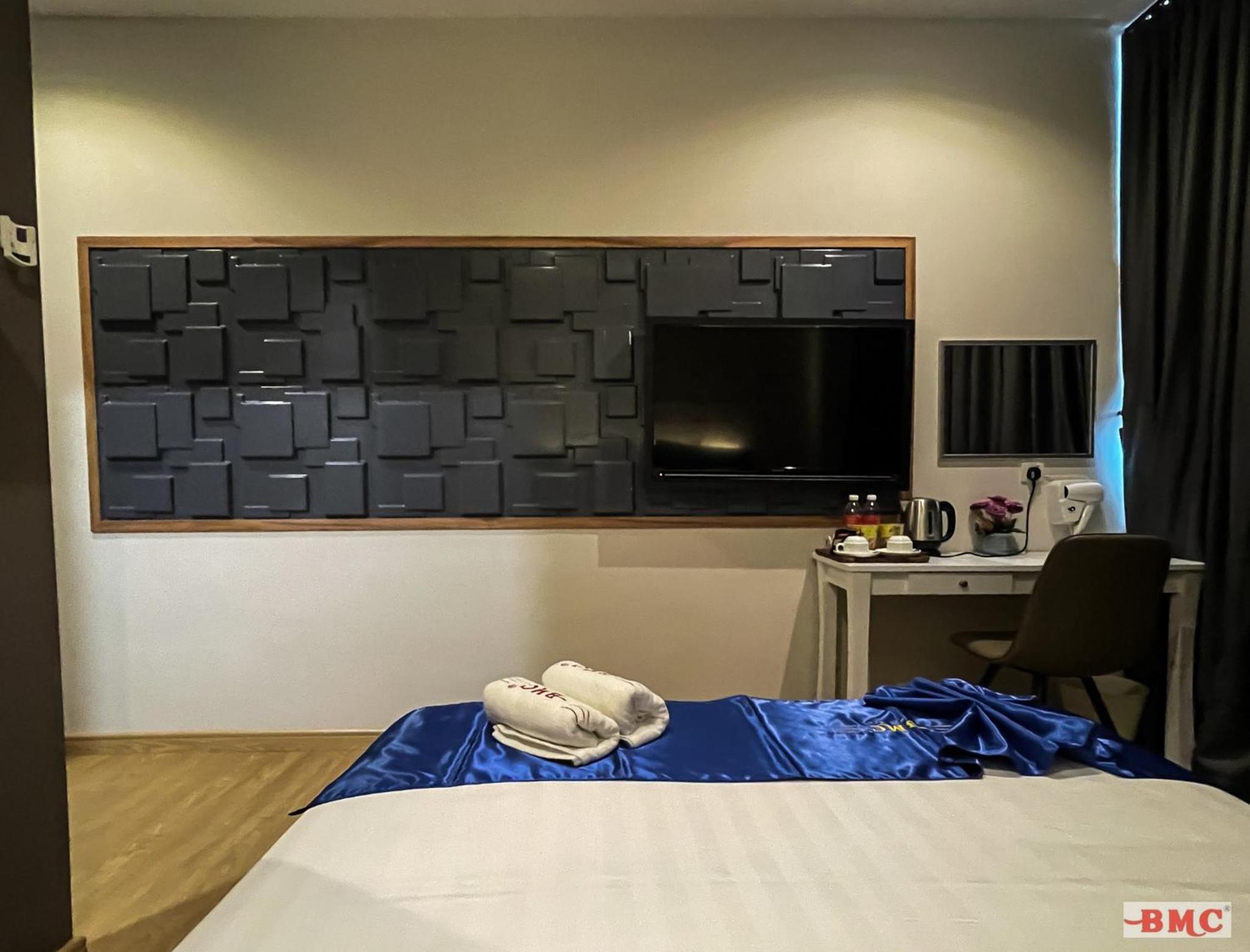 Deluxe Queen Room - Photo 7