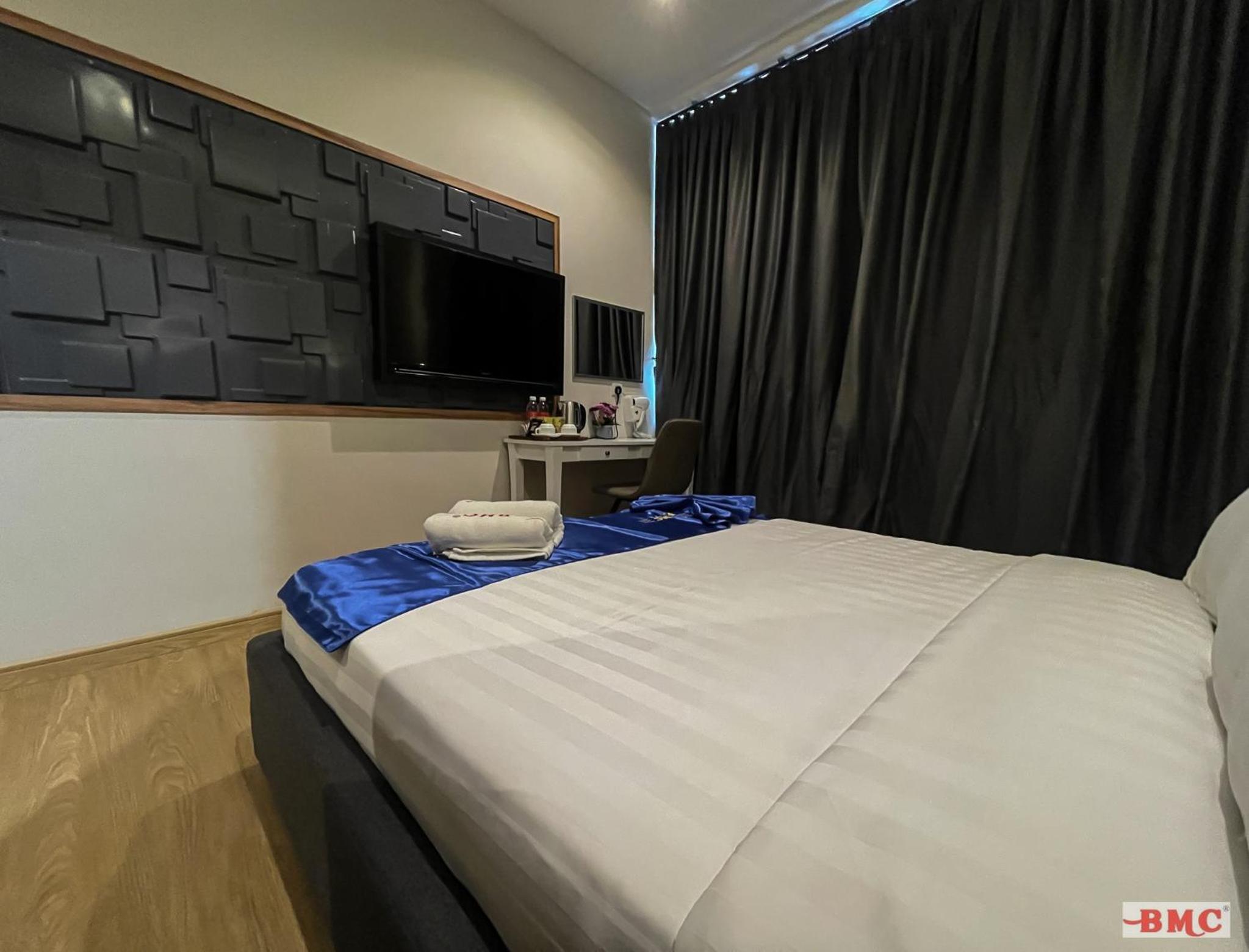 Deluxe Queen Room - Photo 8