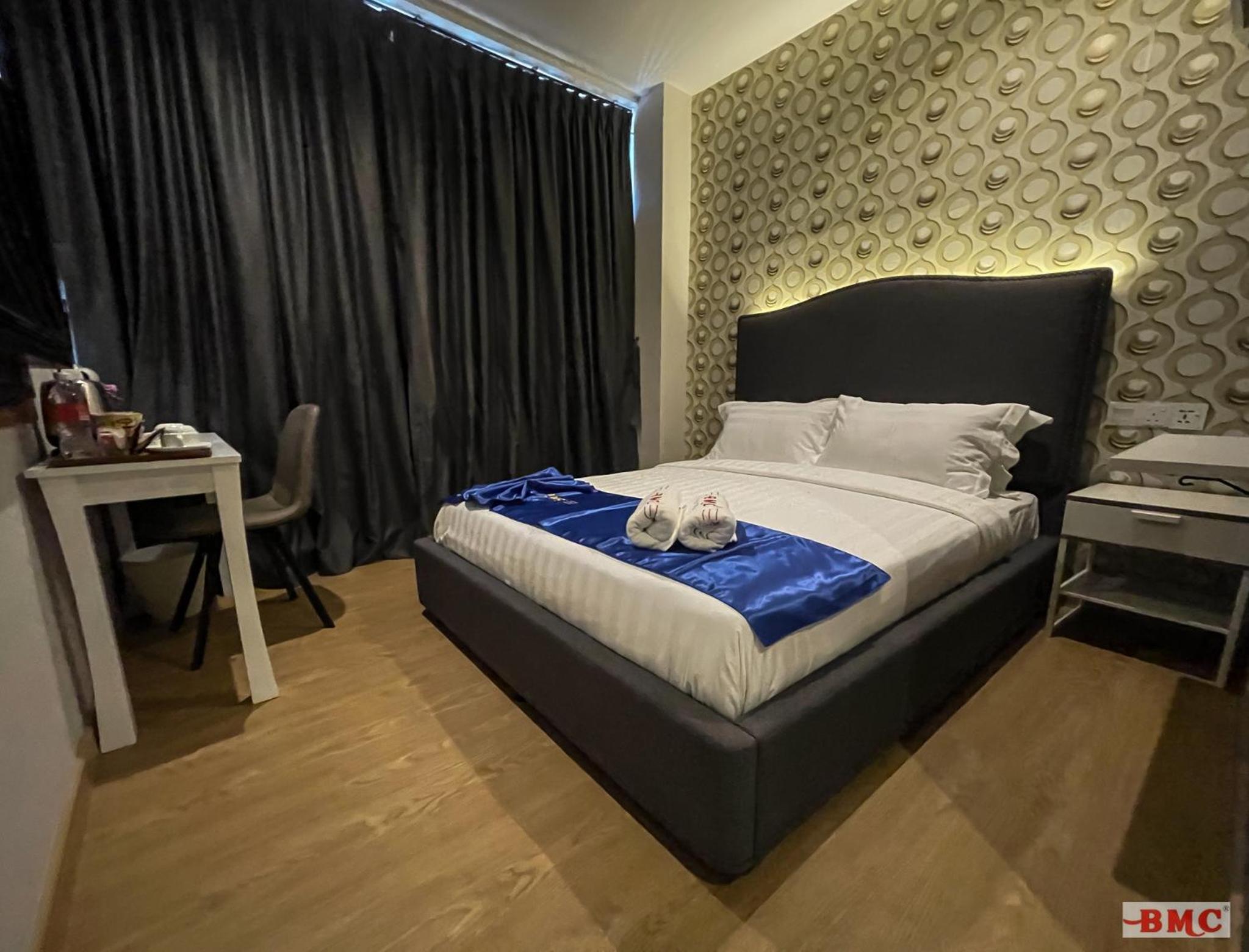Deluxe Queen Room - Photo 1