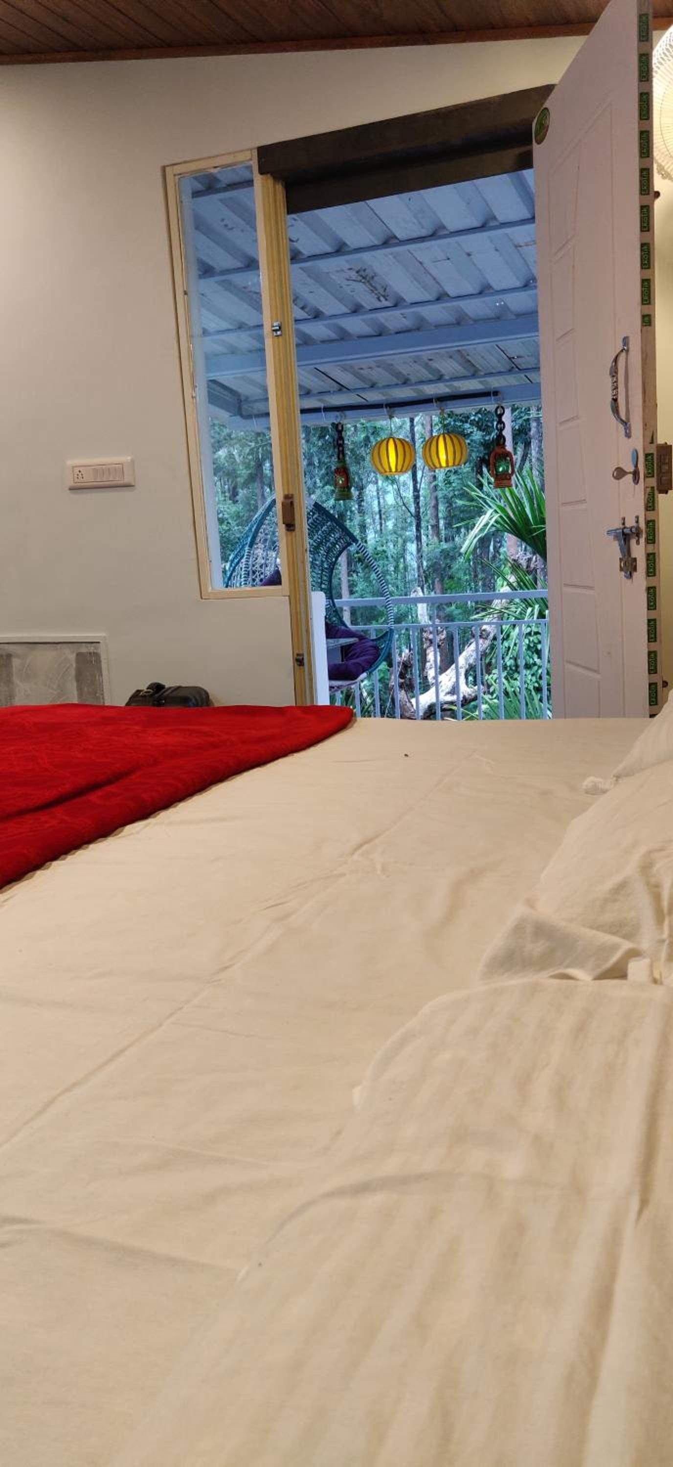 King Room with Balcony - Photo 5