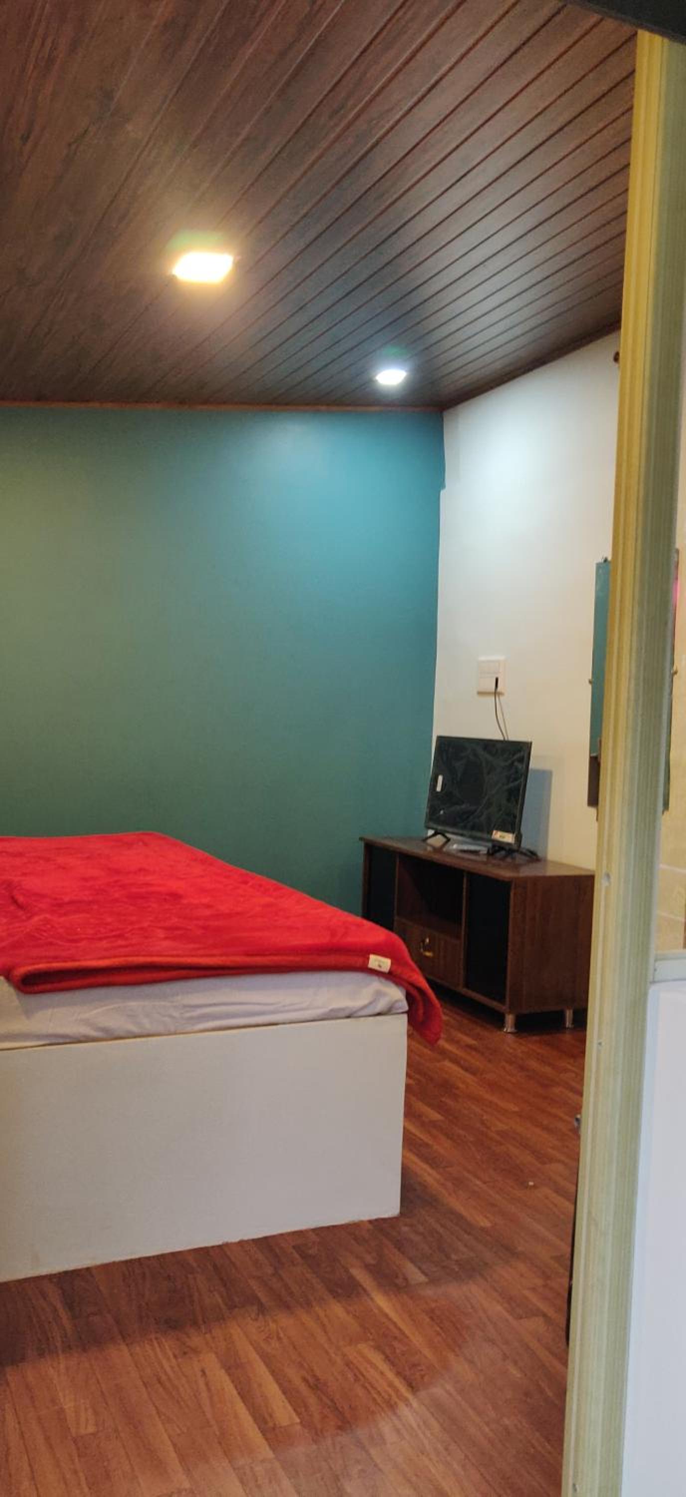 King Room with Balcony - Photo 4