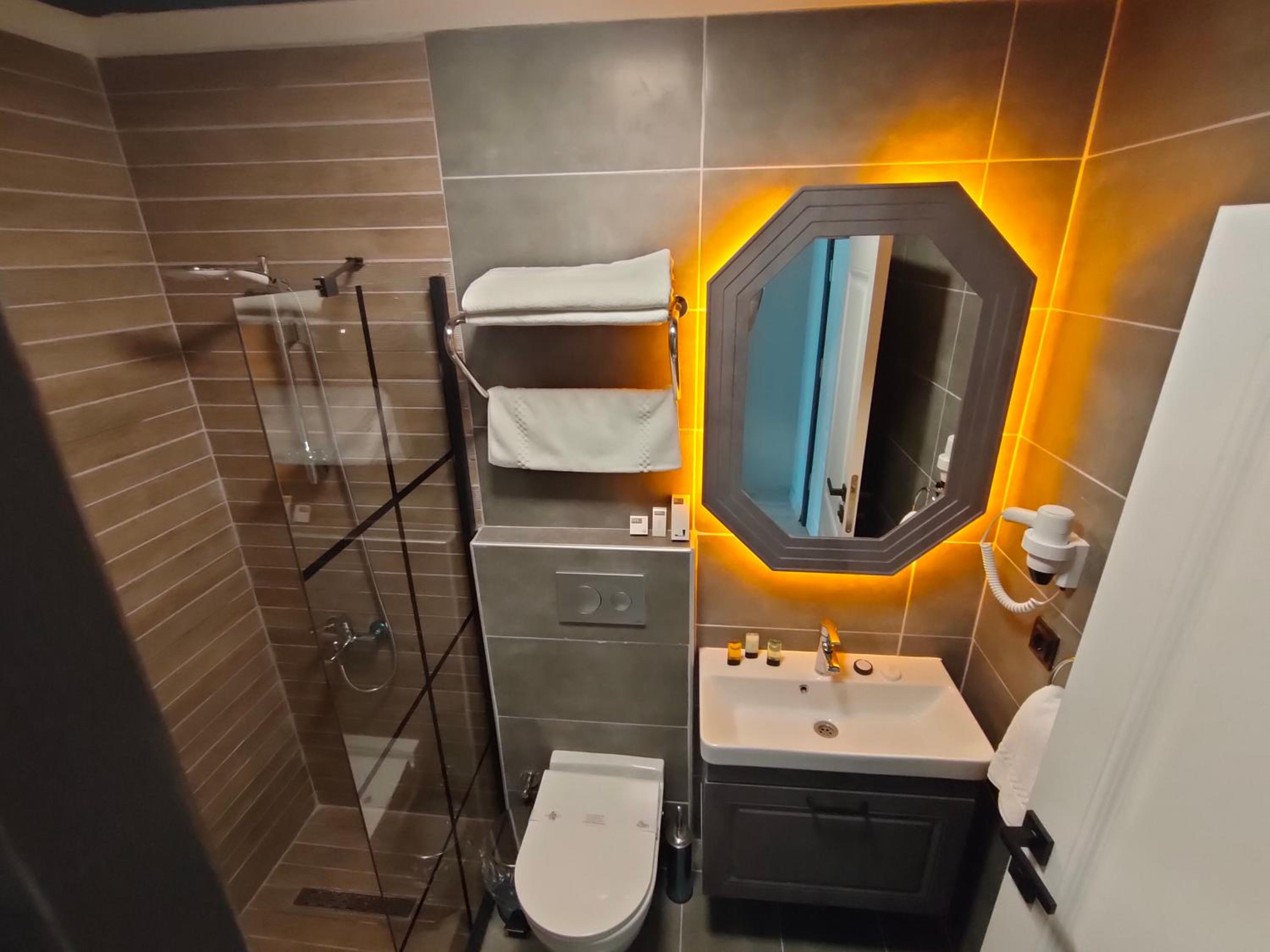 Deluxe Triple Room - Photo 13