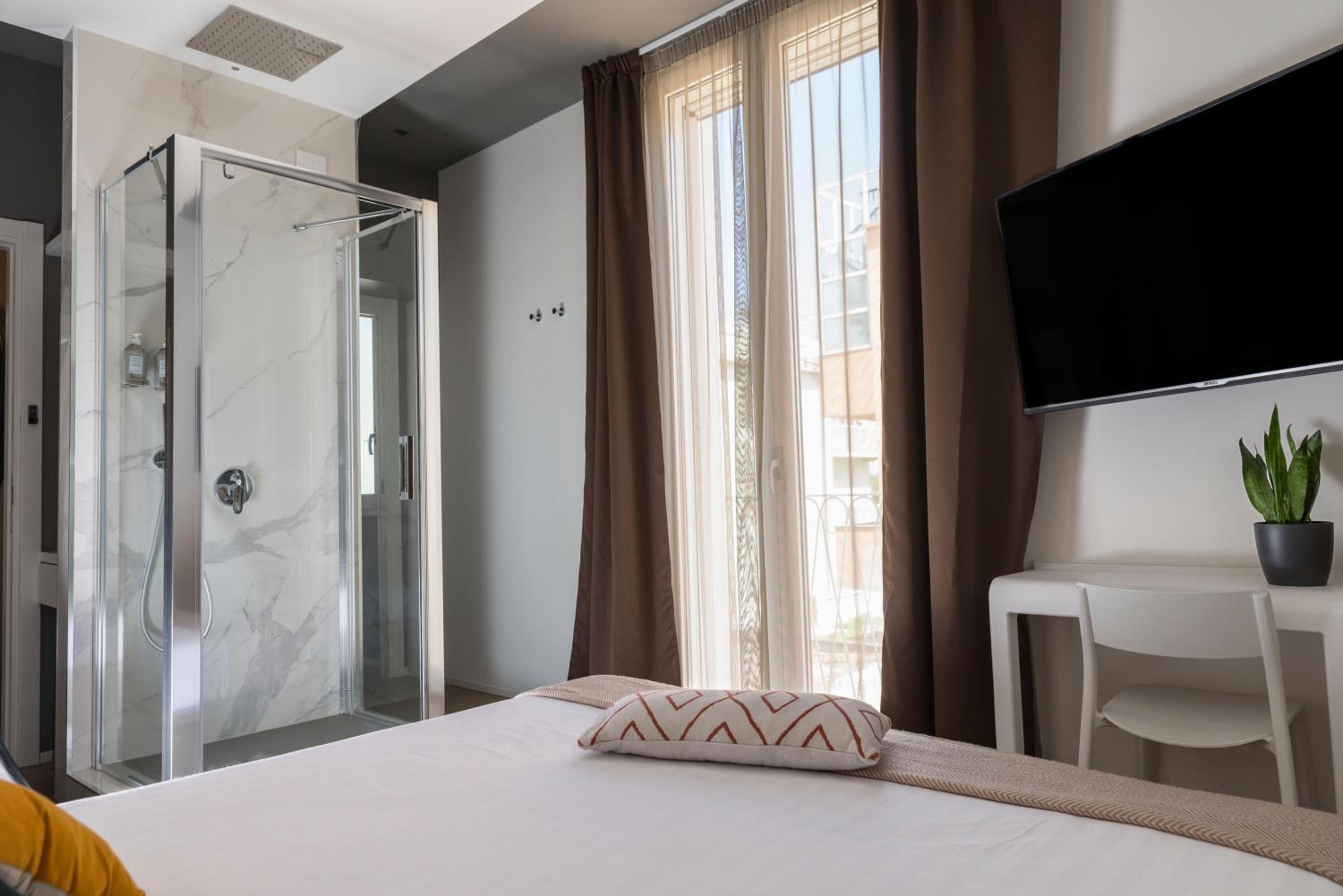 Deluxe Queen Room - Photo 19