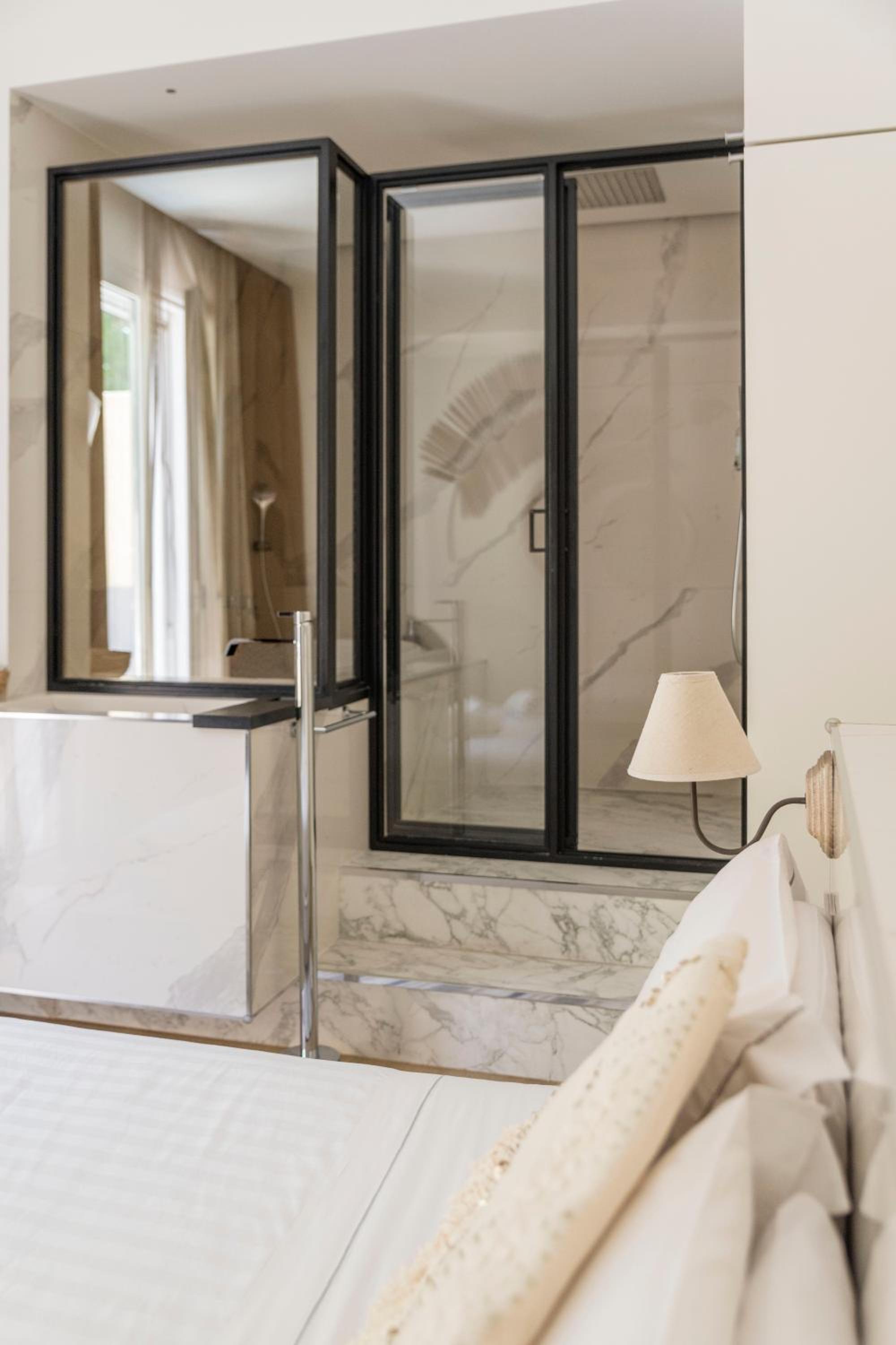 Double Room with Spa Bath - Photo 9
