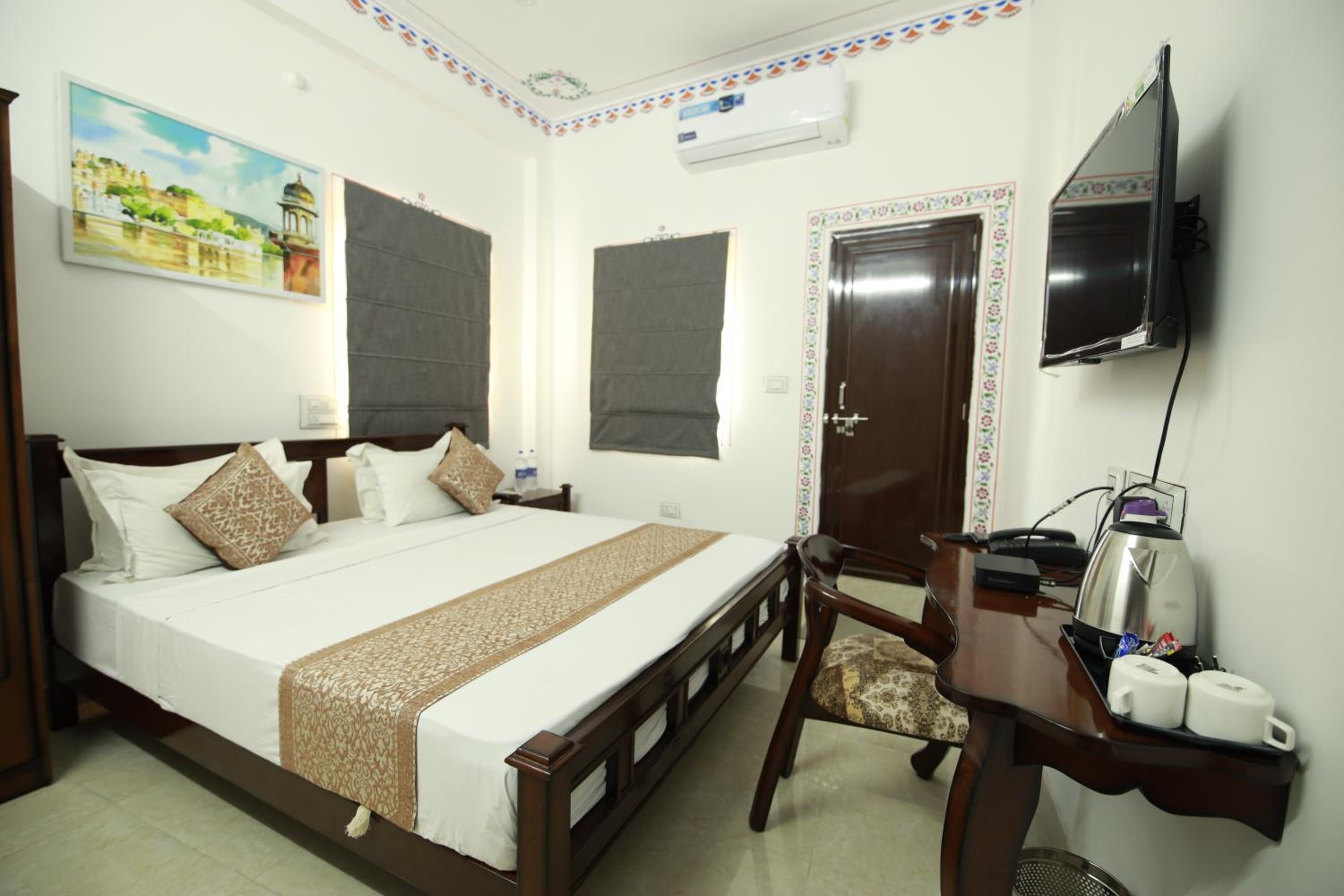 Deluxe King Room - Photo 1