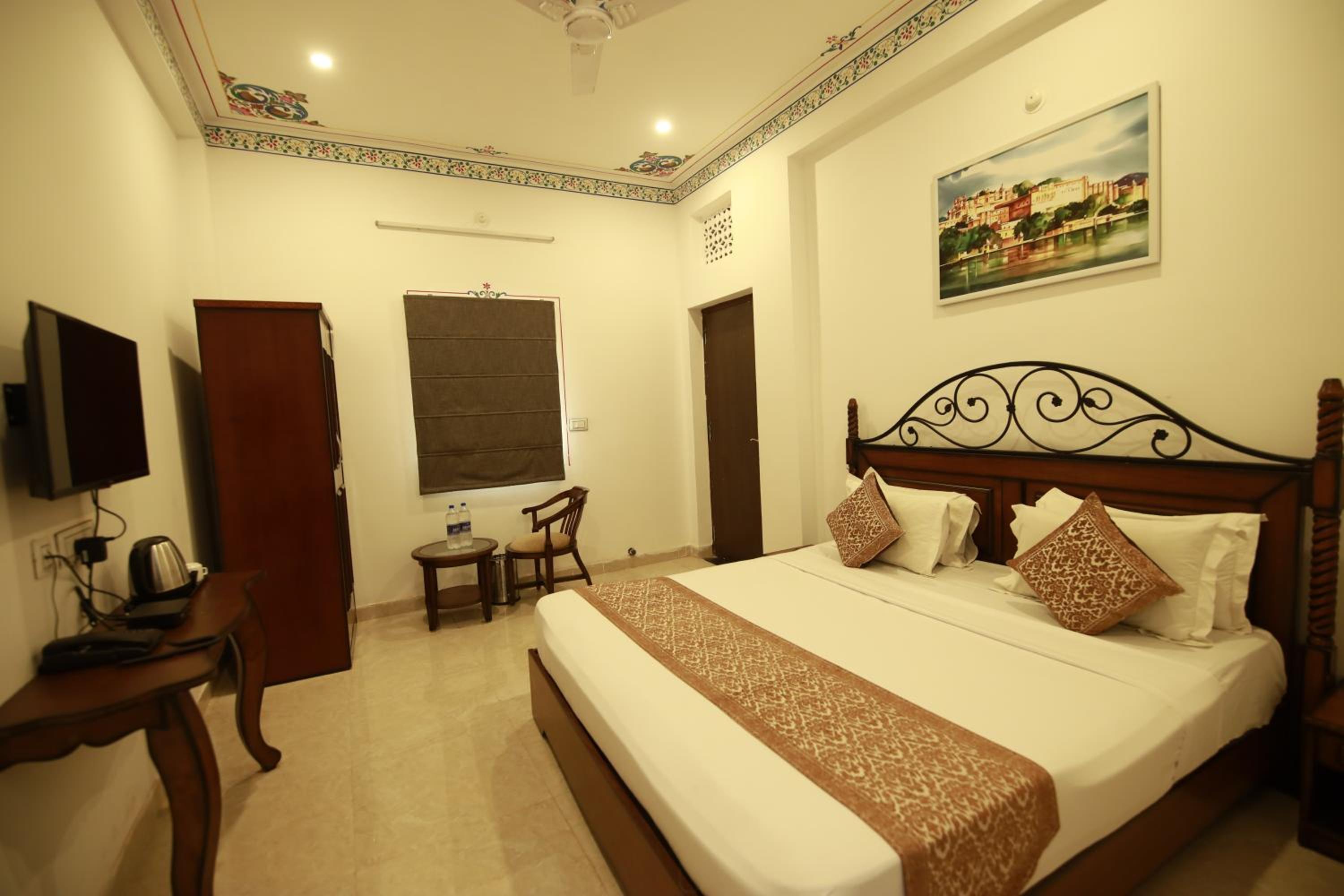 Deluxe King Room - Photo 2
