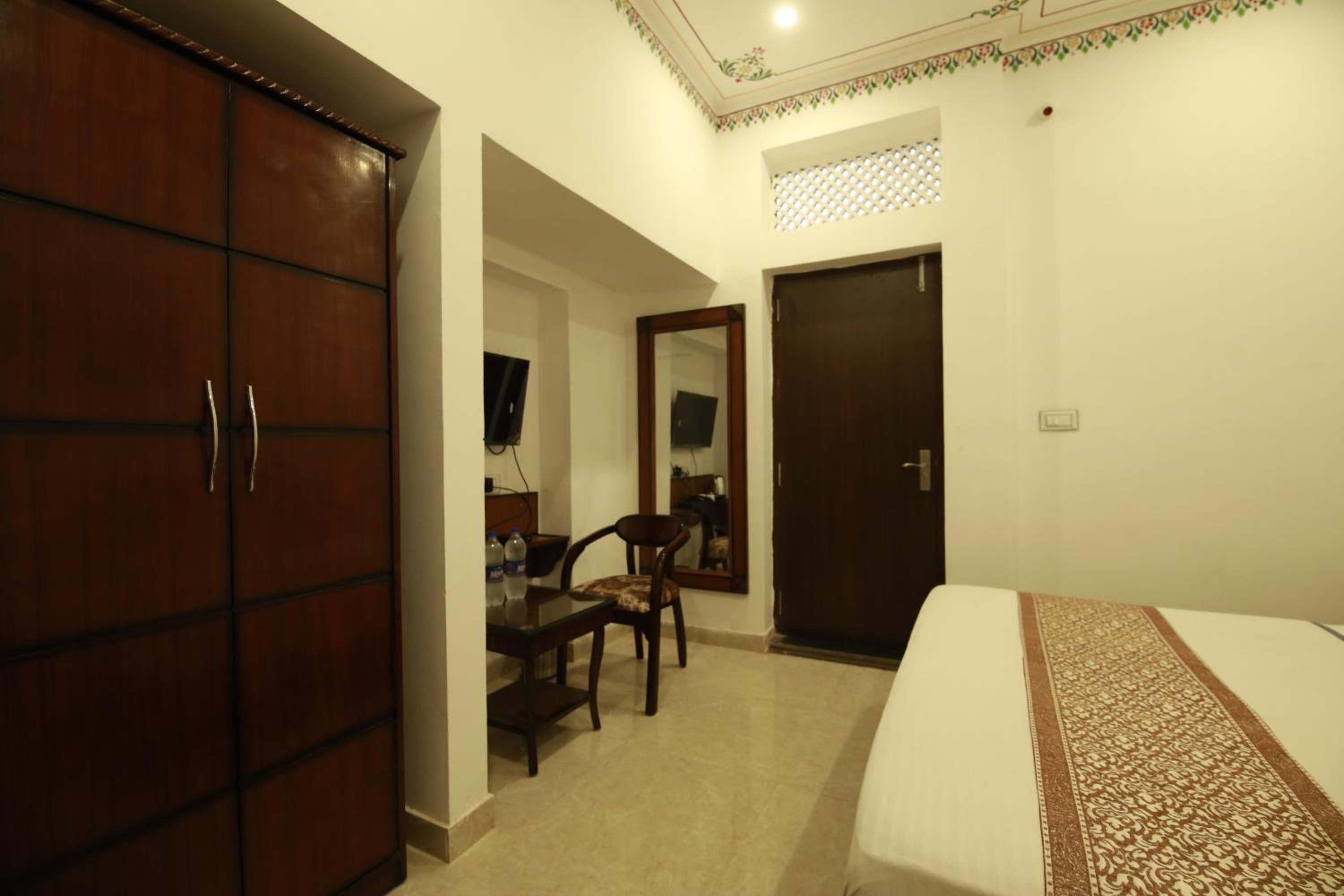 Deluxe King Room - Photo 8