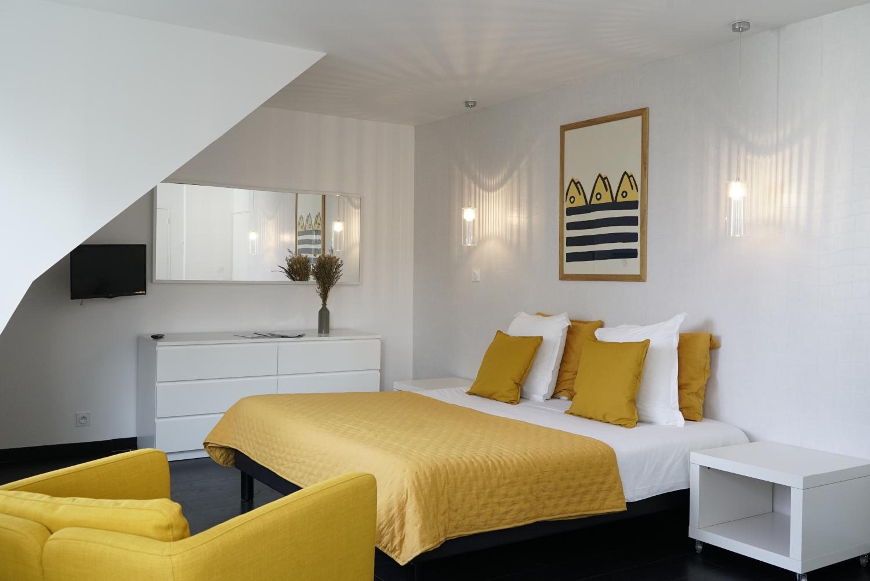 Double or Twin Room with Side Sea View - Photo 1