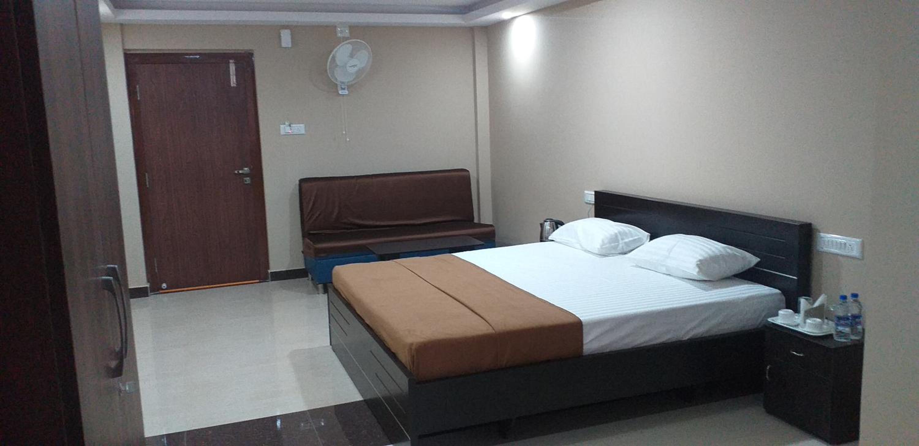 Deluxe Double Room (2 Adults + 1 Child) - Photo 1