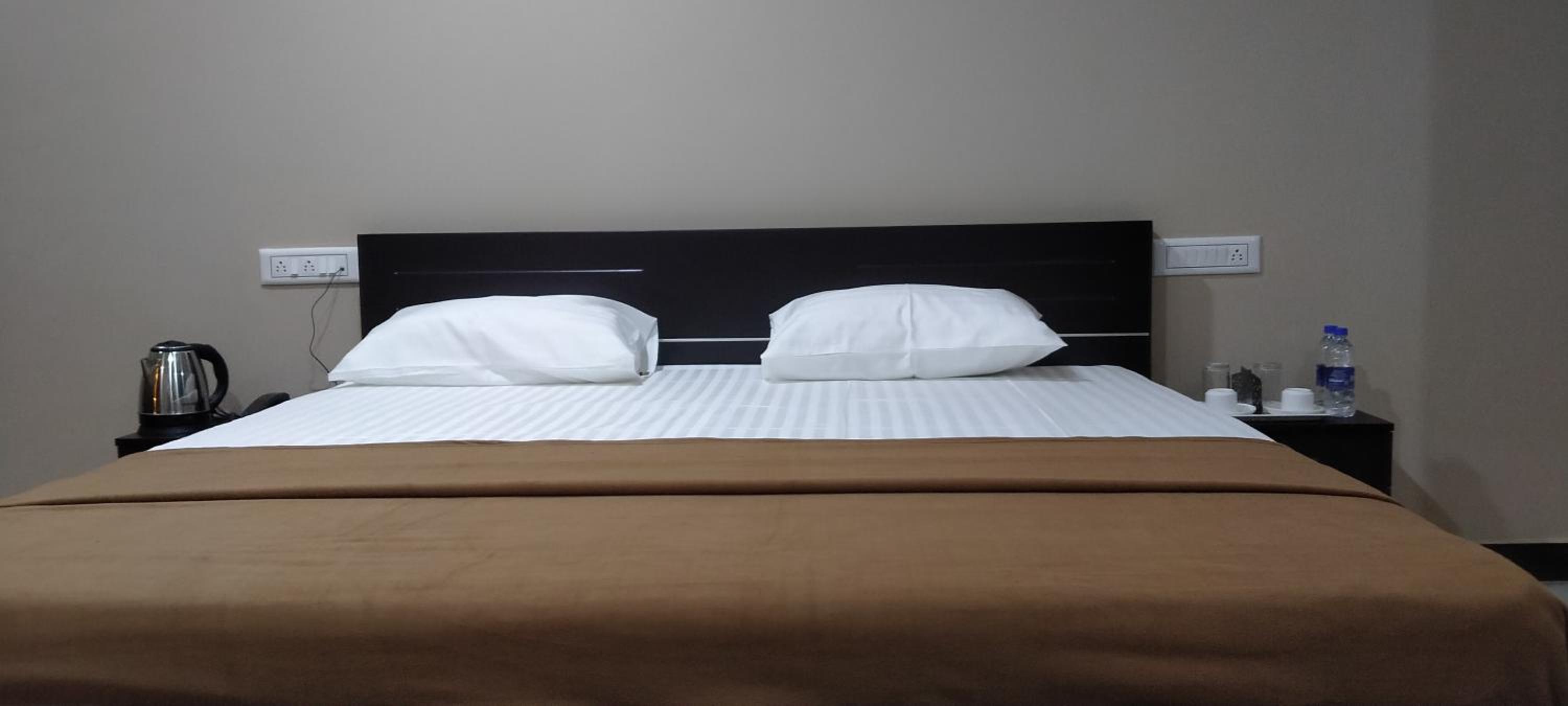 Deluxe Double Room (2 Adults + 1 Child) - Photo 32