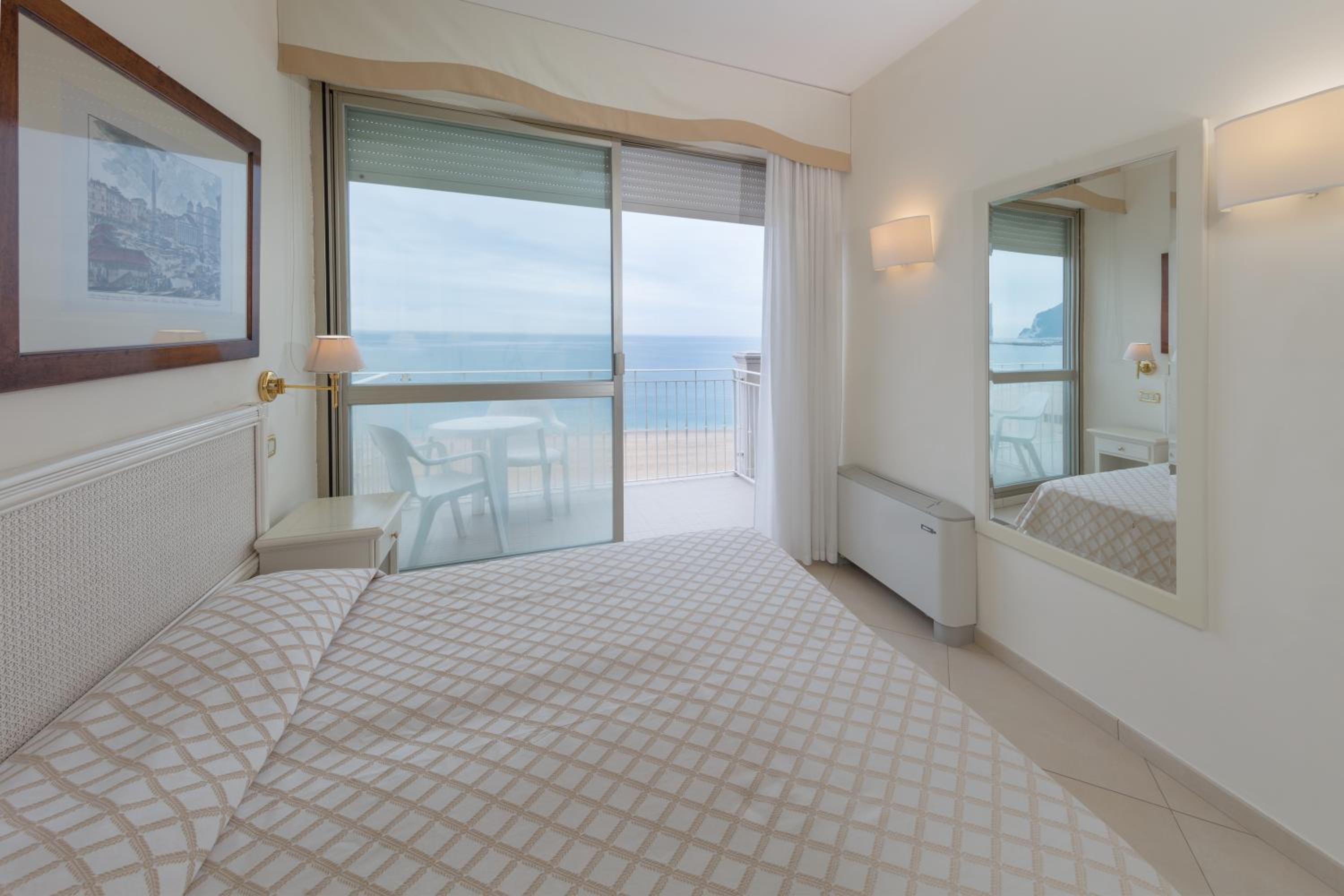 Triple Room with Sea View - Photo 9