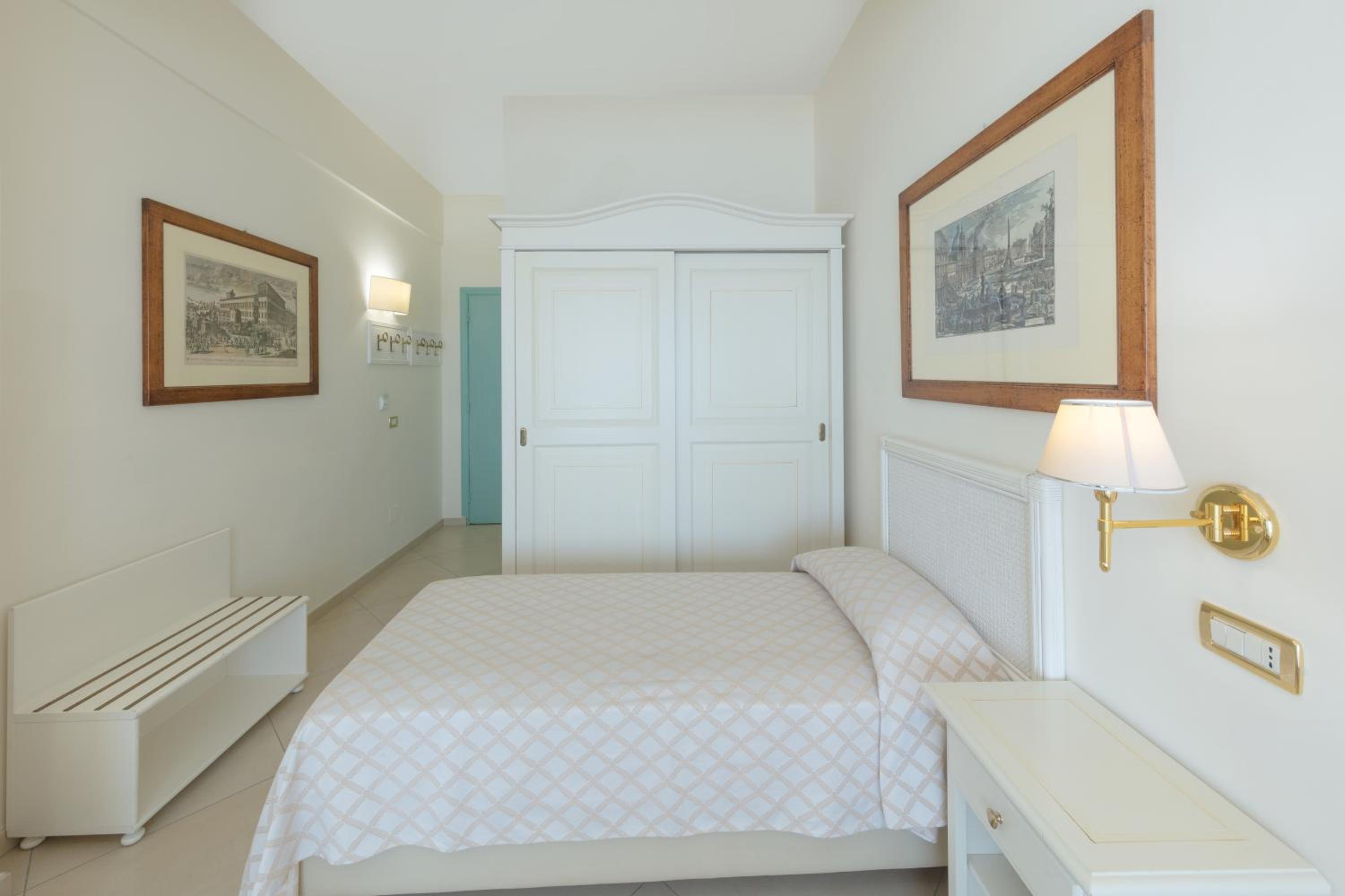 Triple Room with Sea View - Photo 4