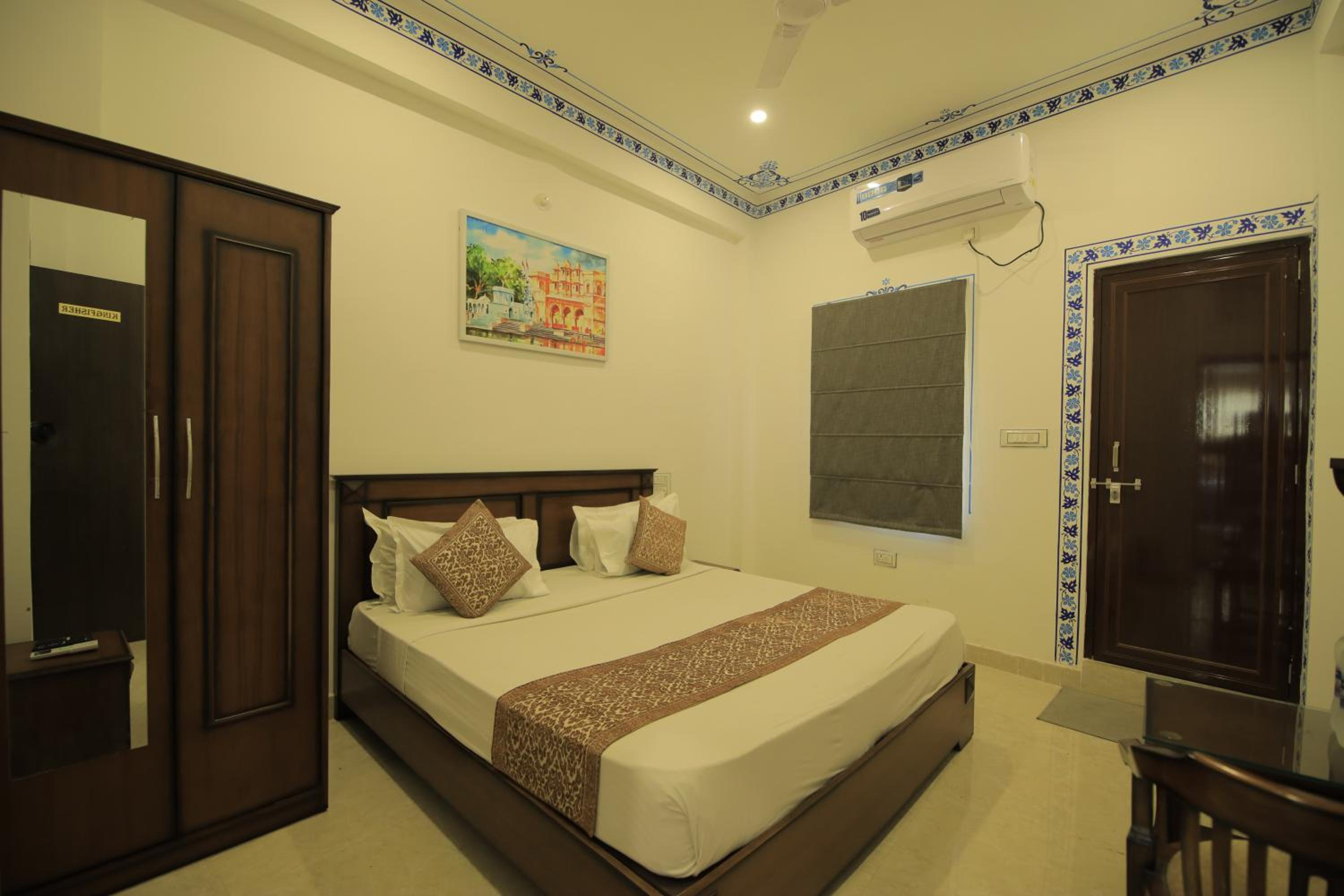 Deluxe King Room - Photo 3