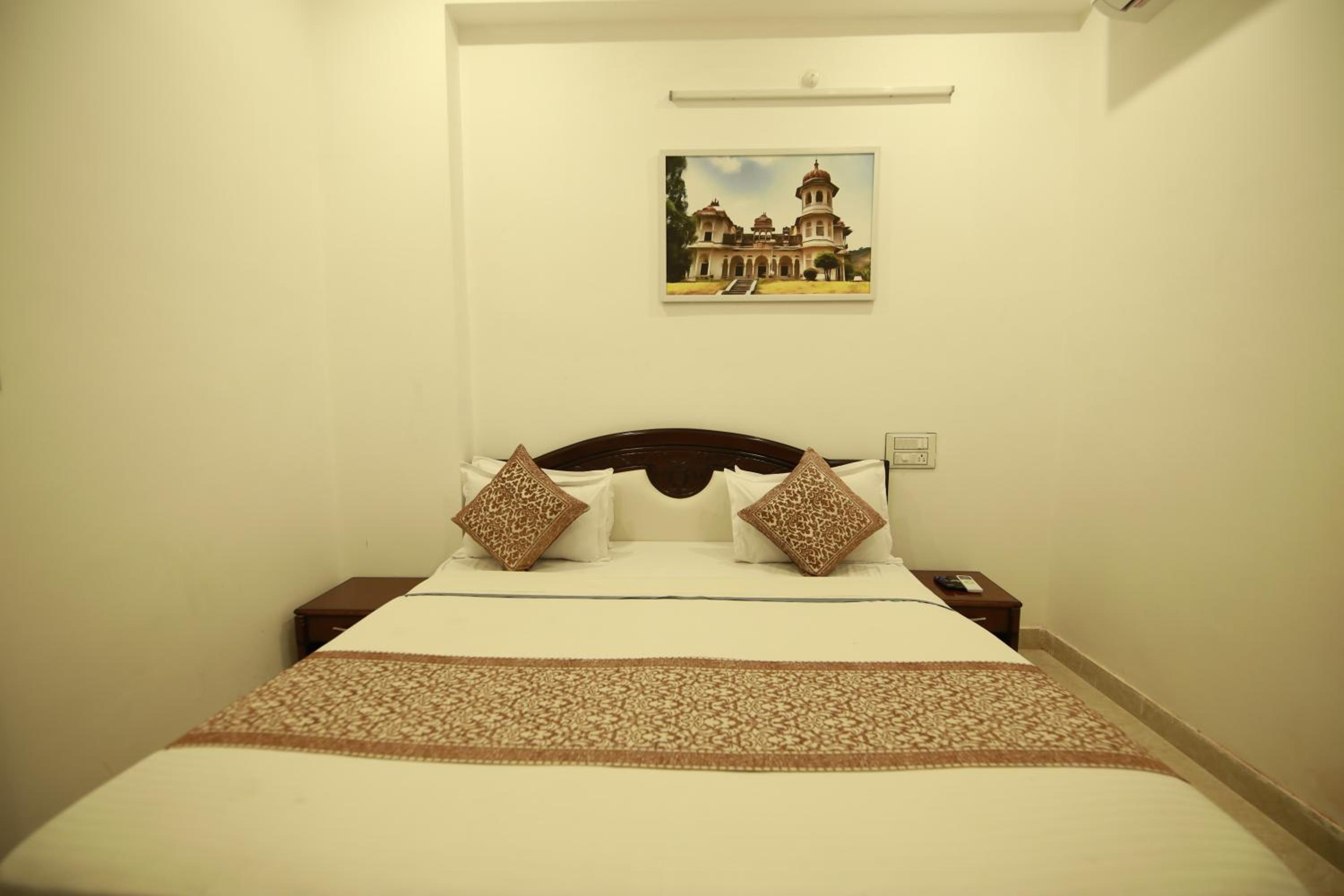 Deluxe Queen Room - Photo 1