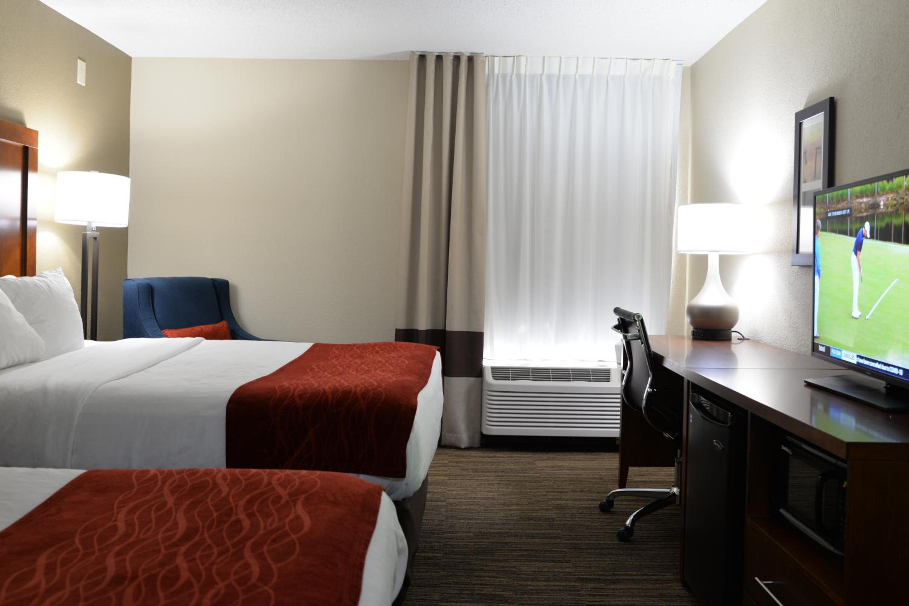 Queen Room with Two Queen Beds and Roll-In Shower - Accessible/Non Smoking - Photo 4