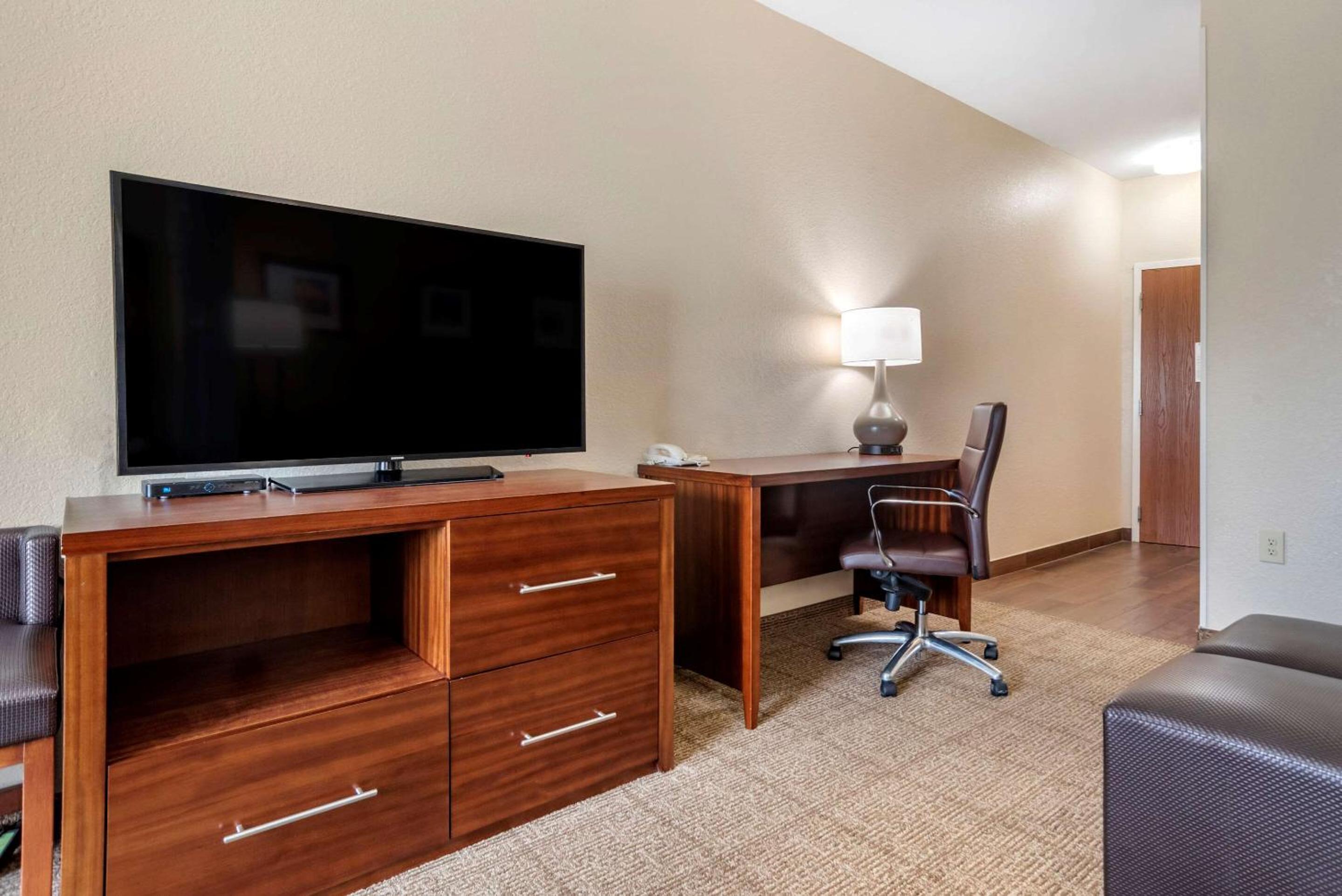 King Suite - Non-Smoking - Photo 2