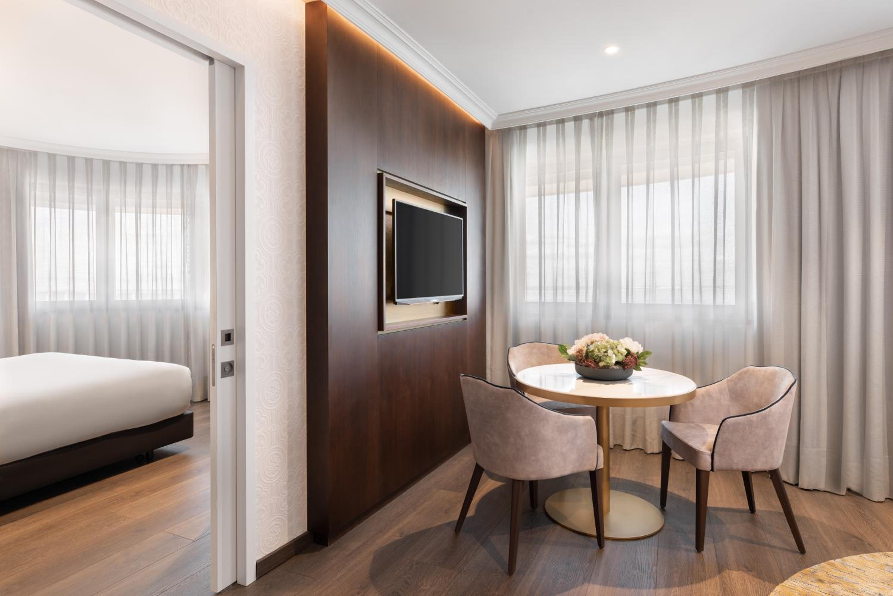Deluxe Junior Suite - Photo 11