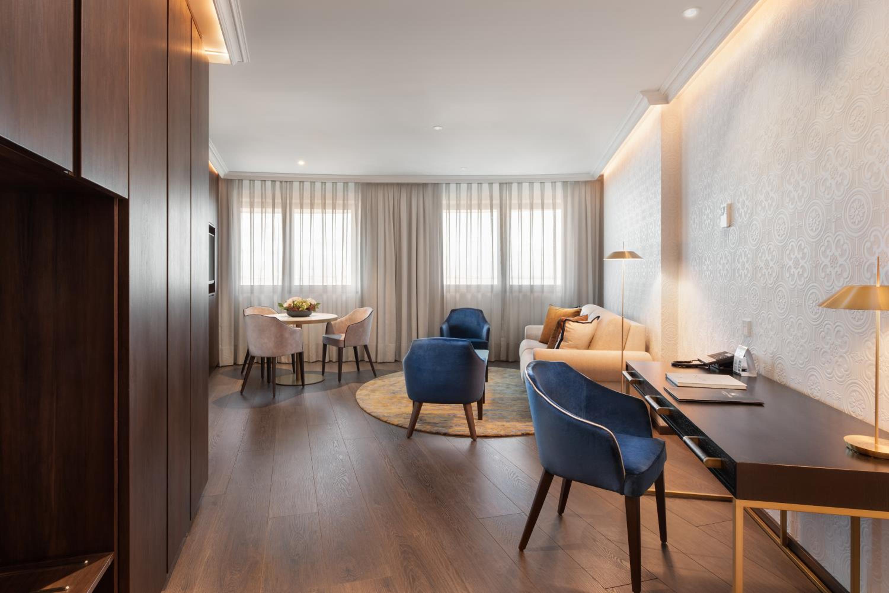 Deluxe Junior Suite - Photo 9