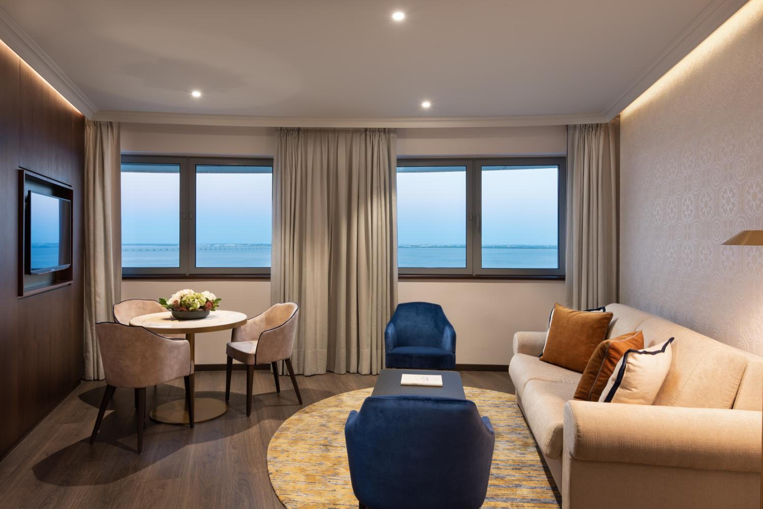 Deluxe Junior Suite - Photo 8
