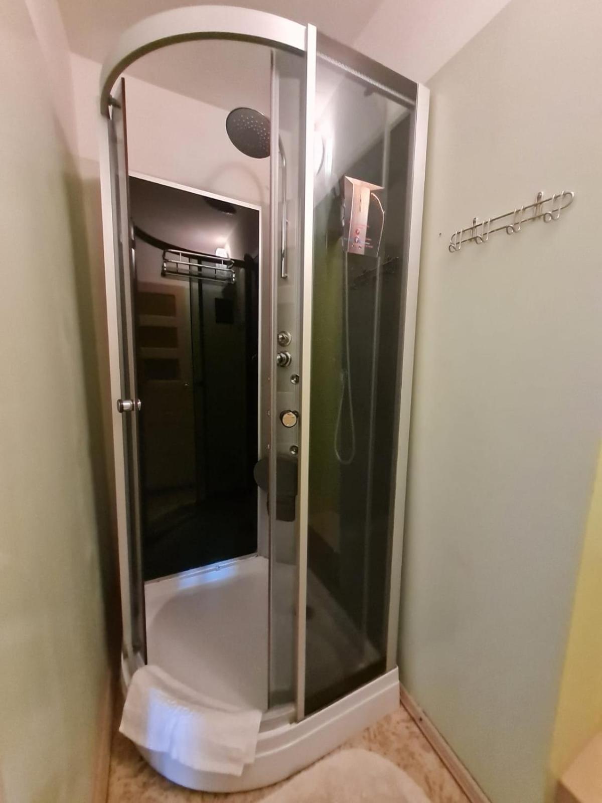 Twin Room - Photo 6