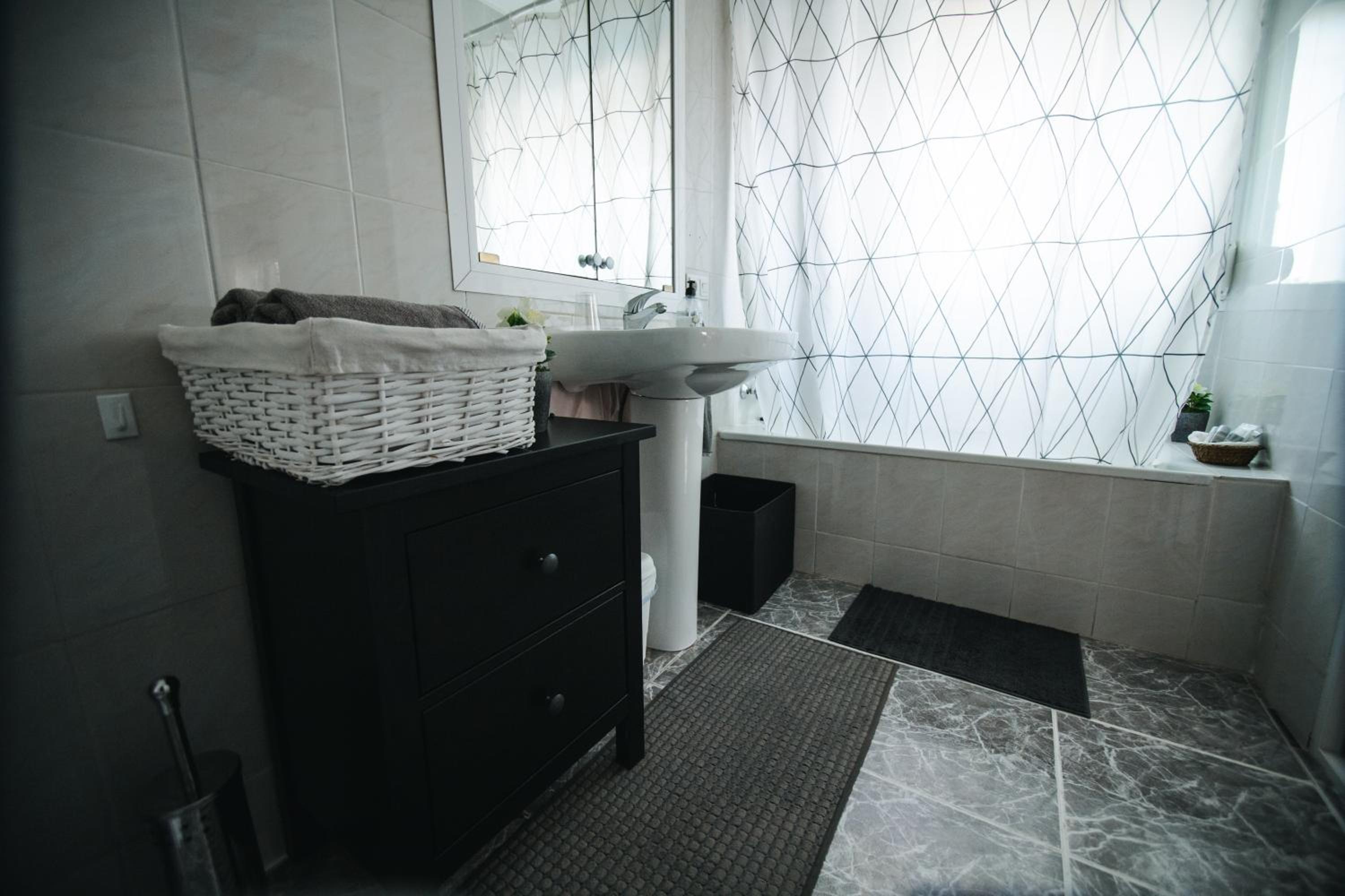 Twin Room with Private Bathroom photo 3