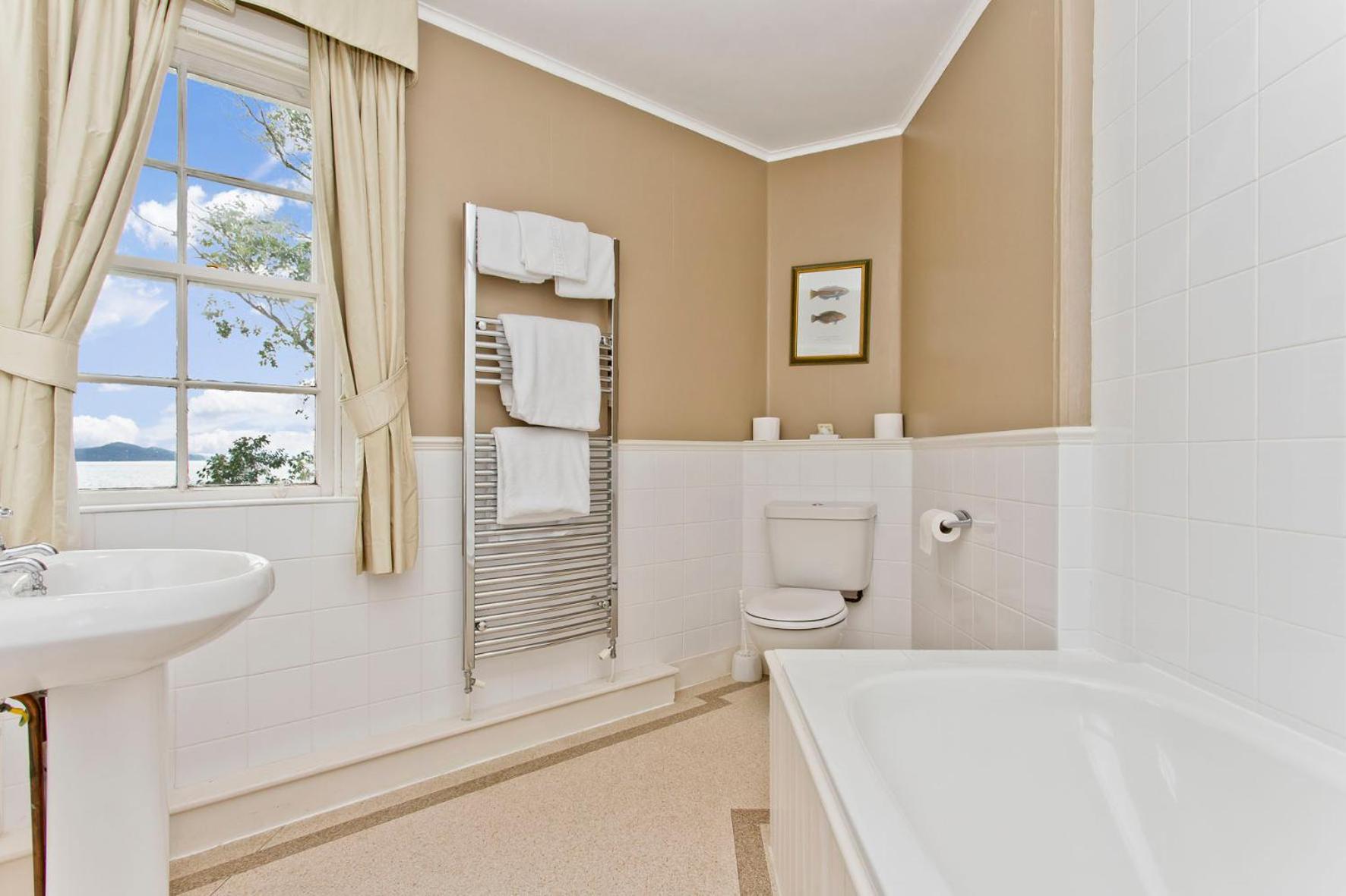 Twin Room with Sea View - Photo 9