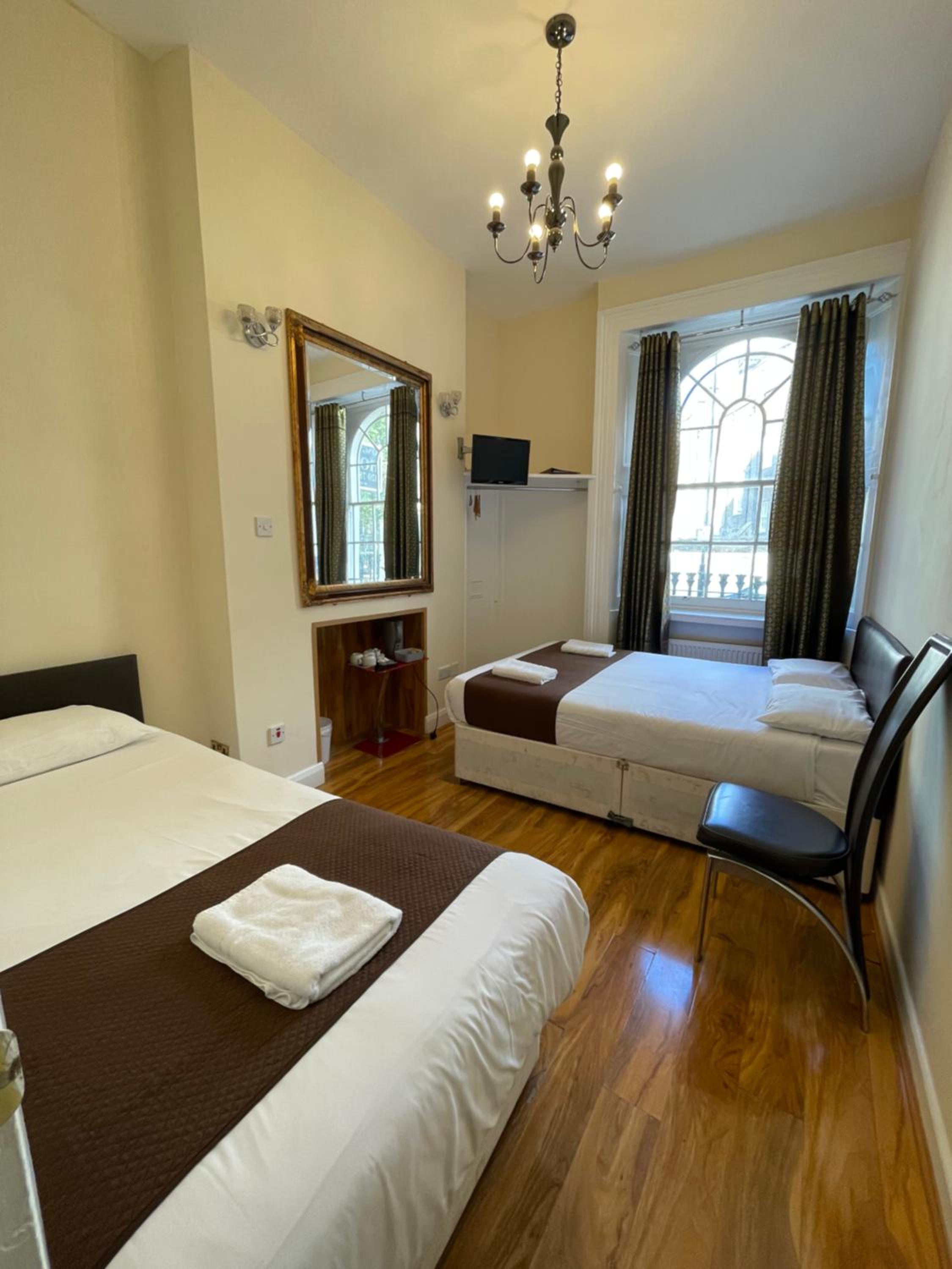 Basic Triple Room with Shared Bathroom photo 1
